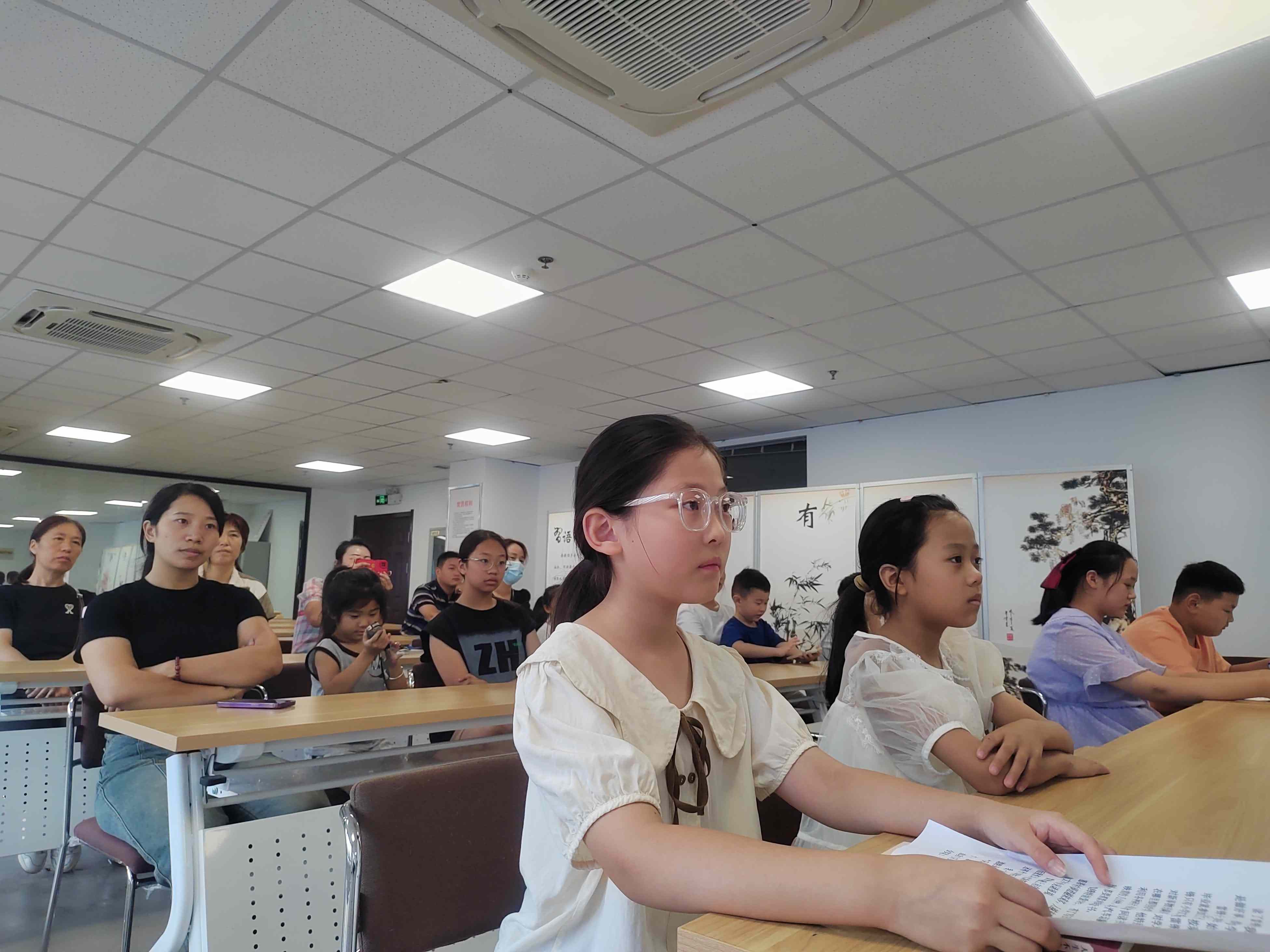 认真聆听的孩子们.jpg
