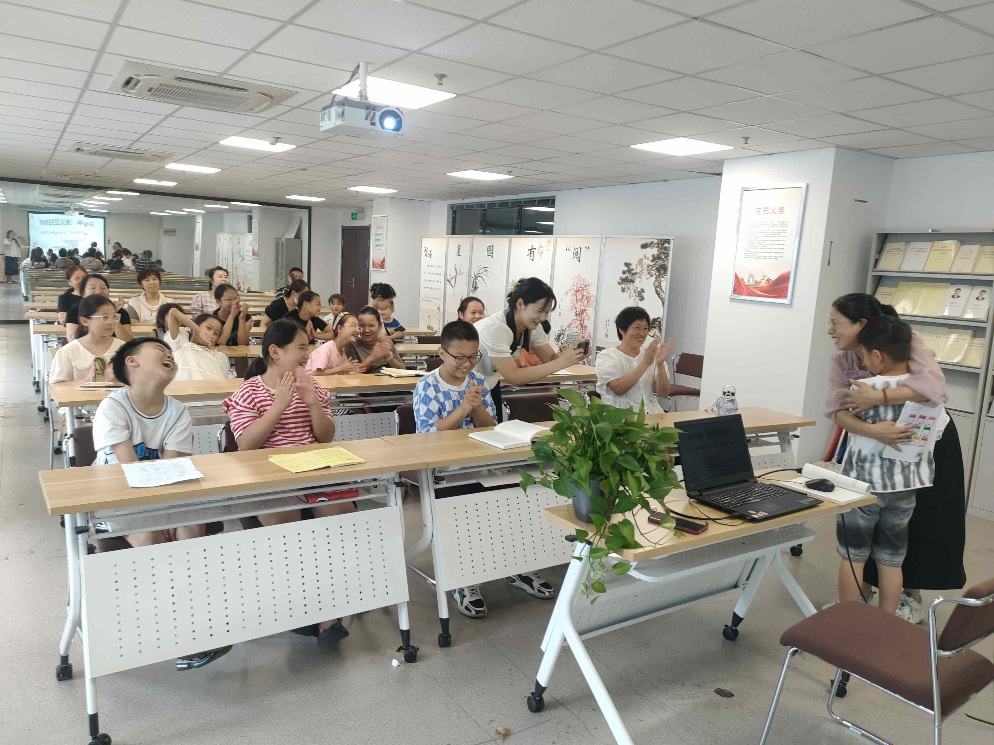 奖励爱读书的你一个拥抱.jpg