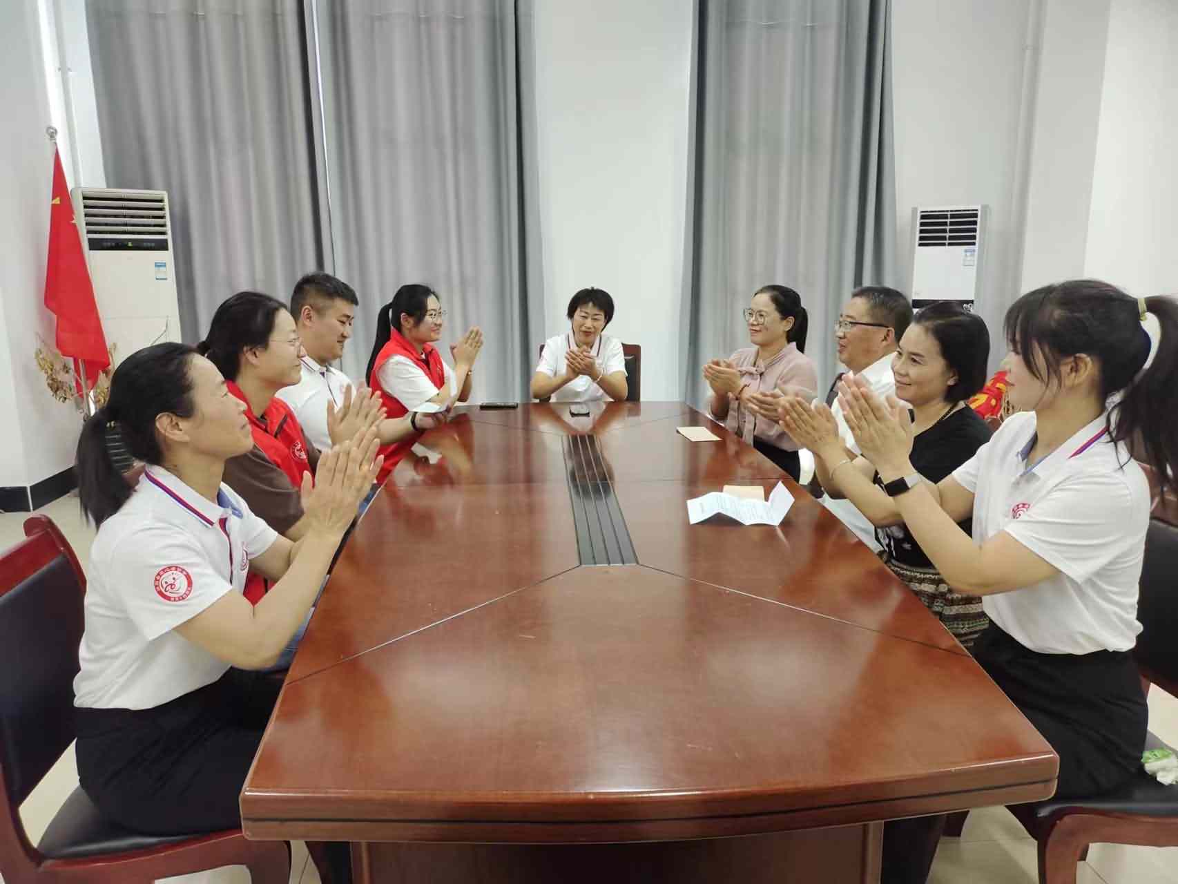 1、志愿者与老师愉快交流.jpg