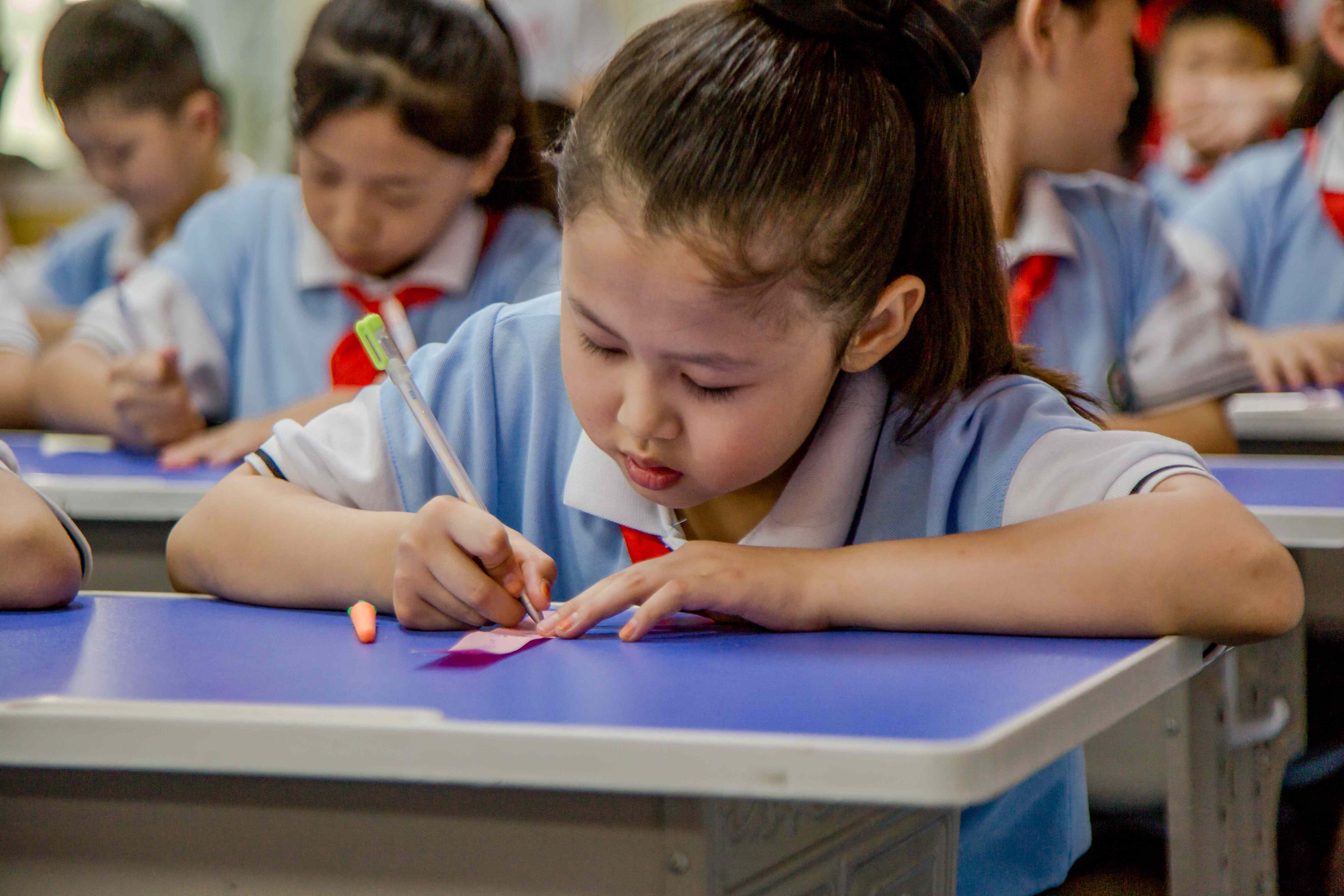 4、学生正在为老师写祝福.jpg