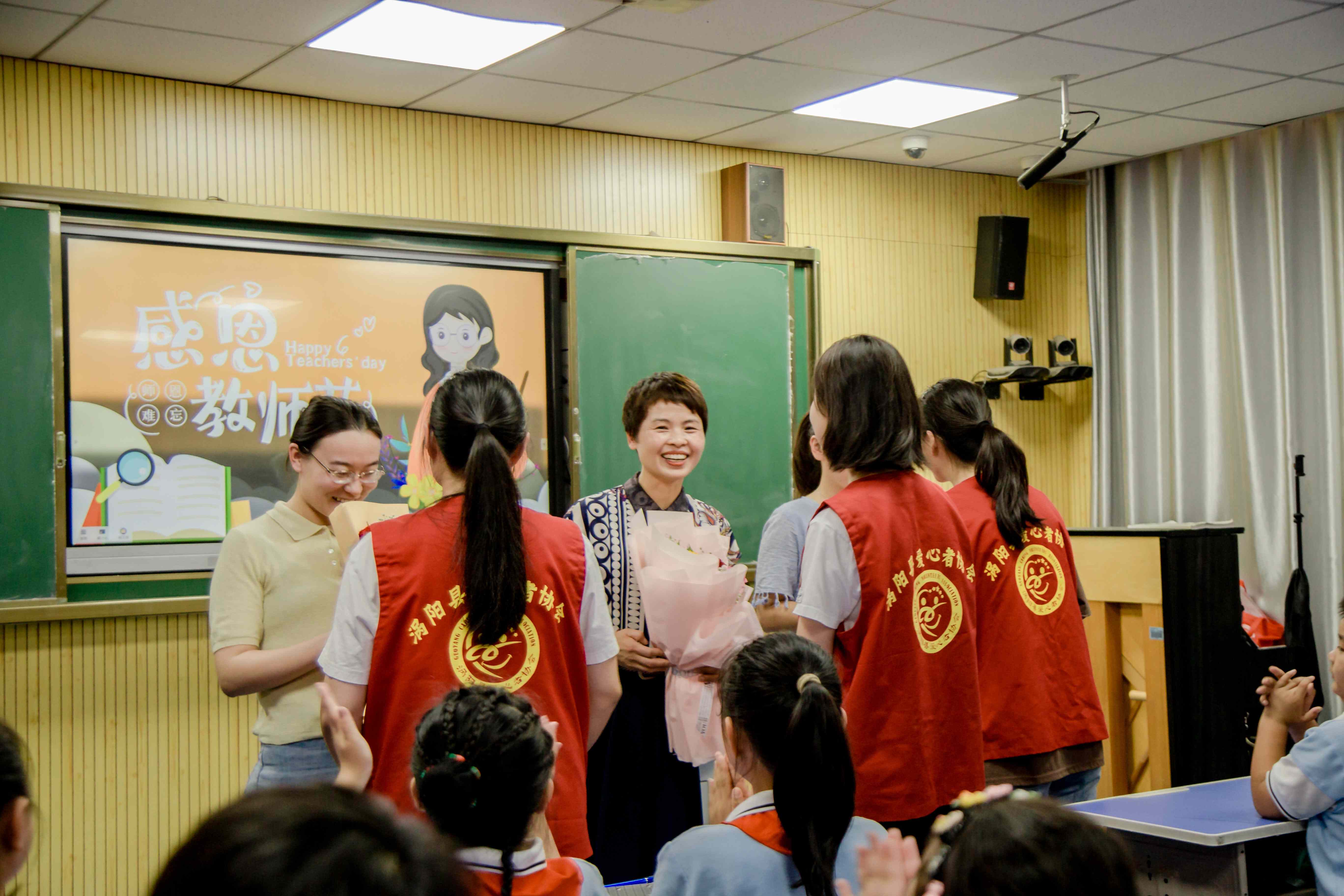 7、志愿者向老师献花.jpg