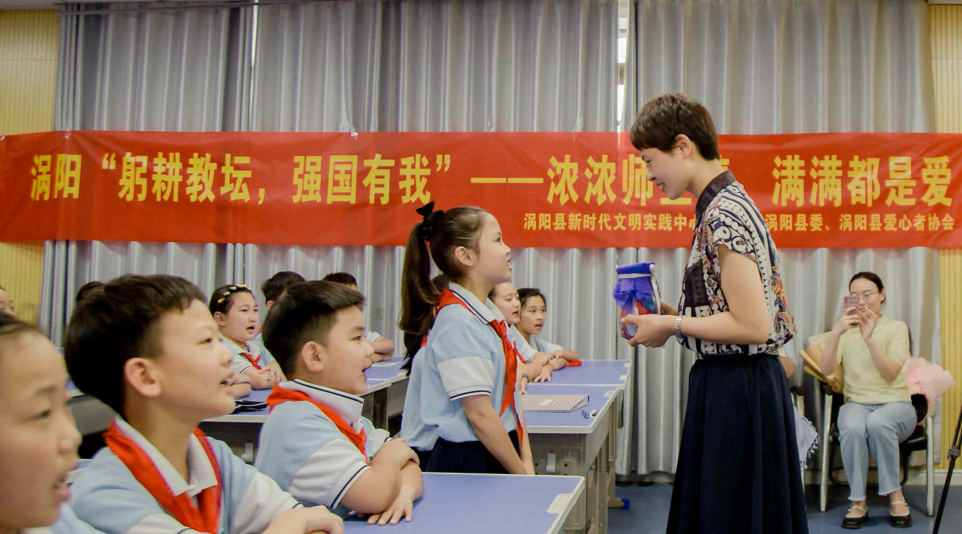 8、学生为老师献上祝福收纳瓶.jpg
