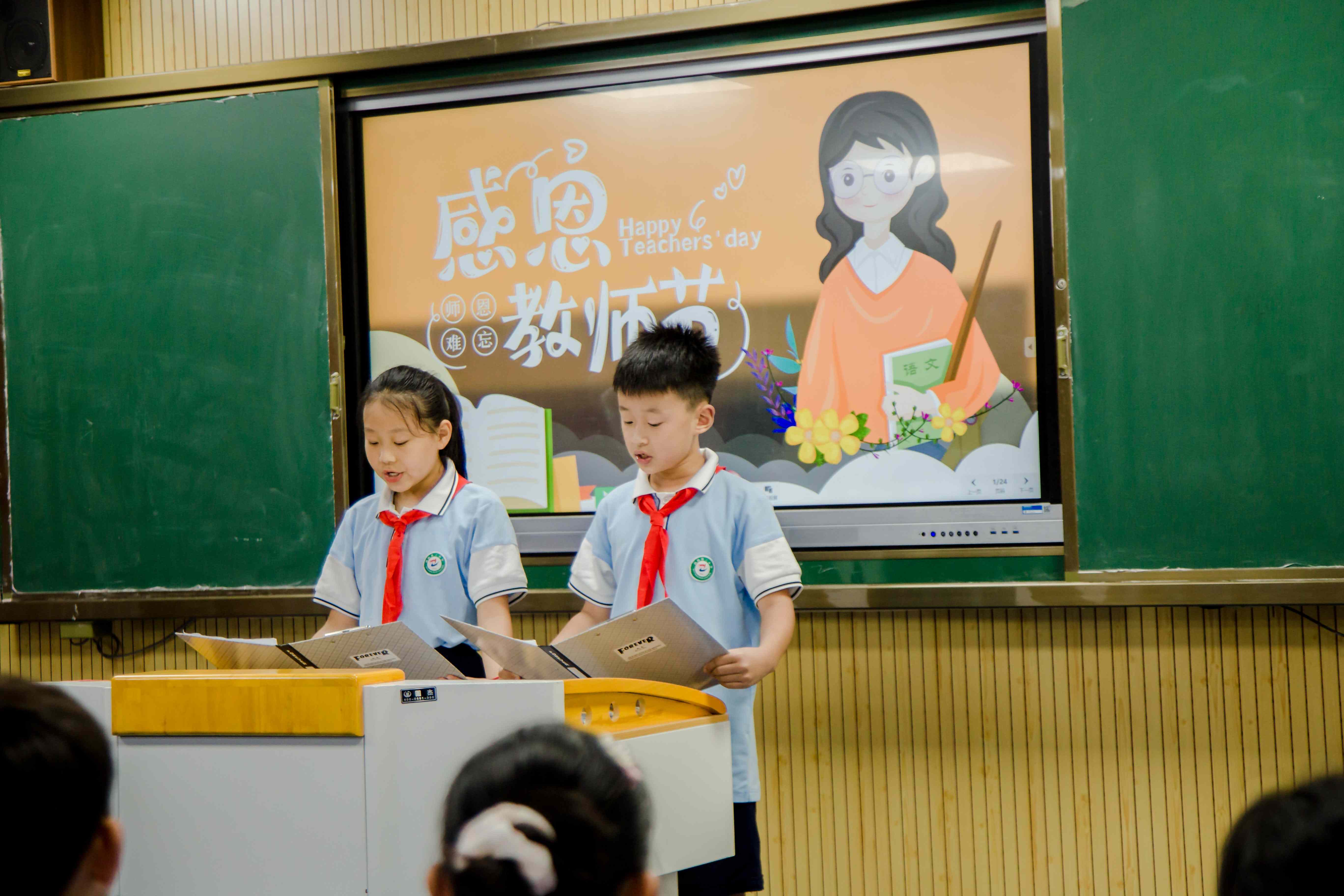 9、学生为老师朗诵.jpg