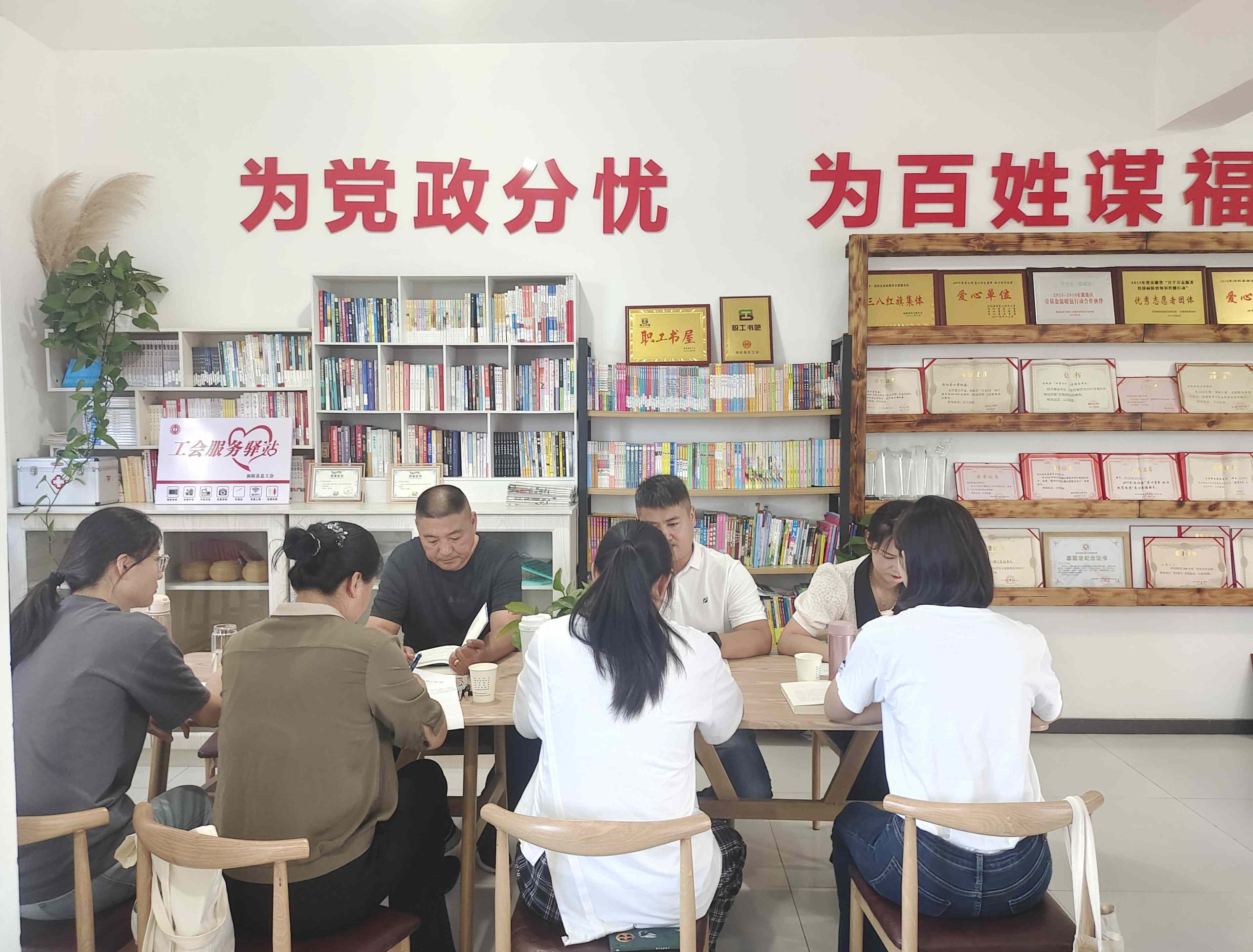 2.座谈会.jpg