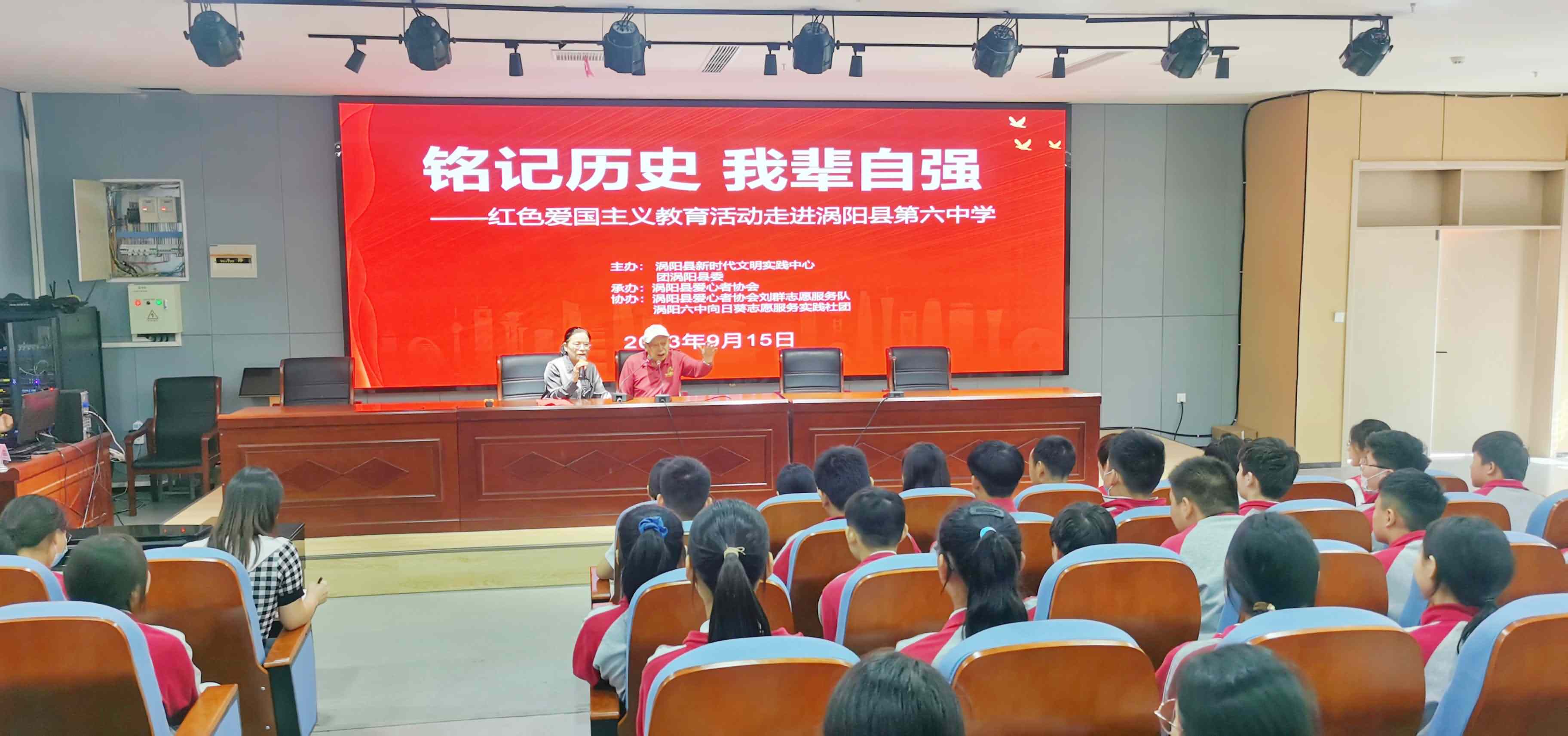 3、抗战老兵张学义为大家讲述抗战故事.jpg