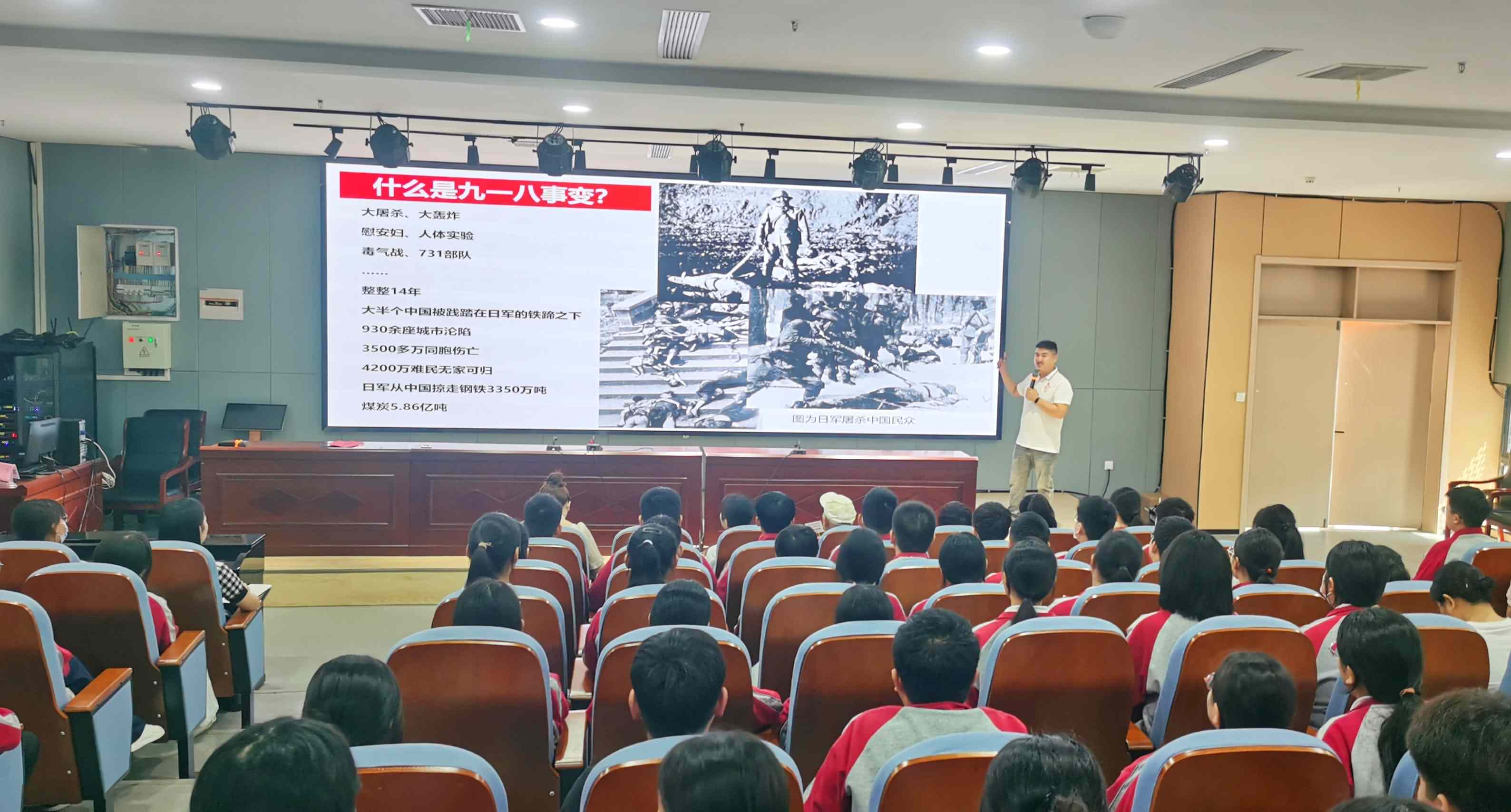 5、尹冬冬正在为学生讲“什么是九一八事变”.jpg