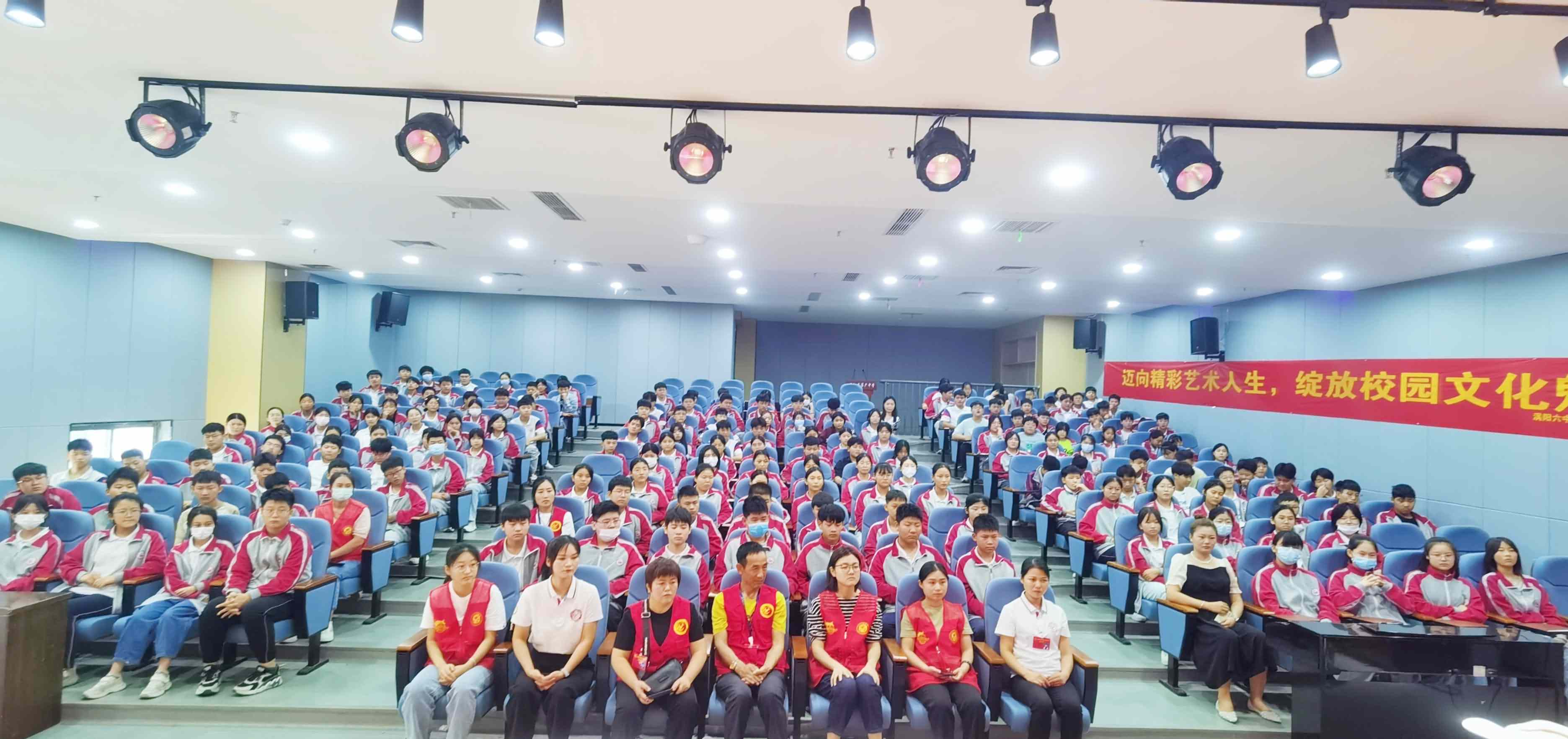 6、学生与志愿者一同认真听讲.jpg