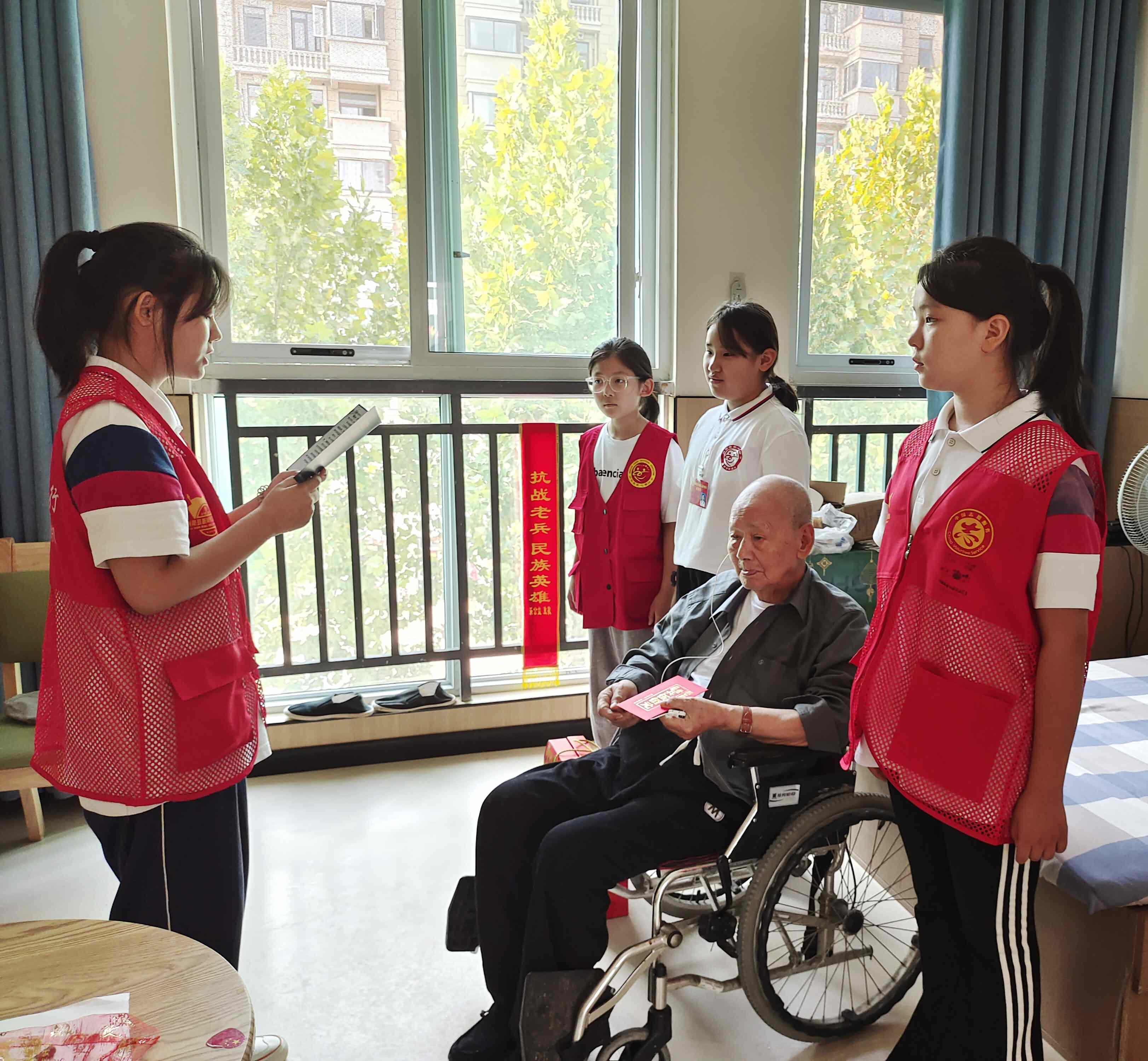 1学生代表为抗战老兵念书信.jpg