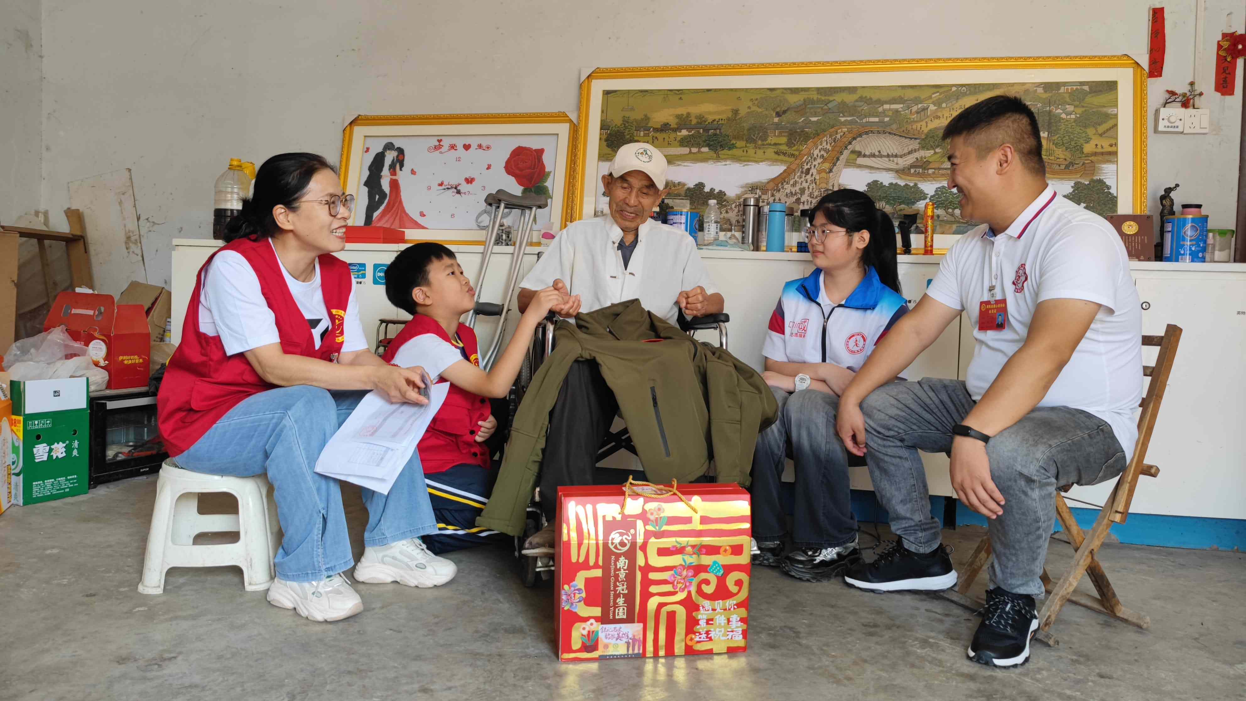 2与抗战老兵唠家常.jpg