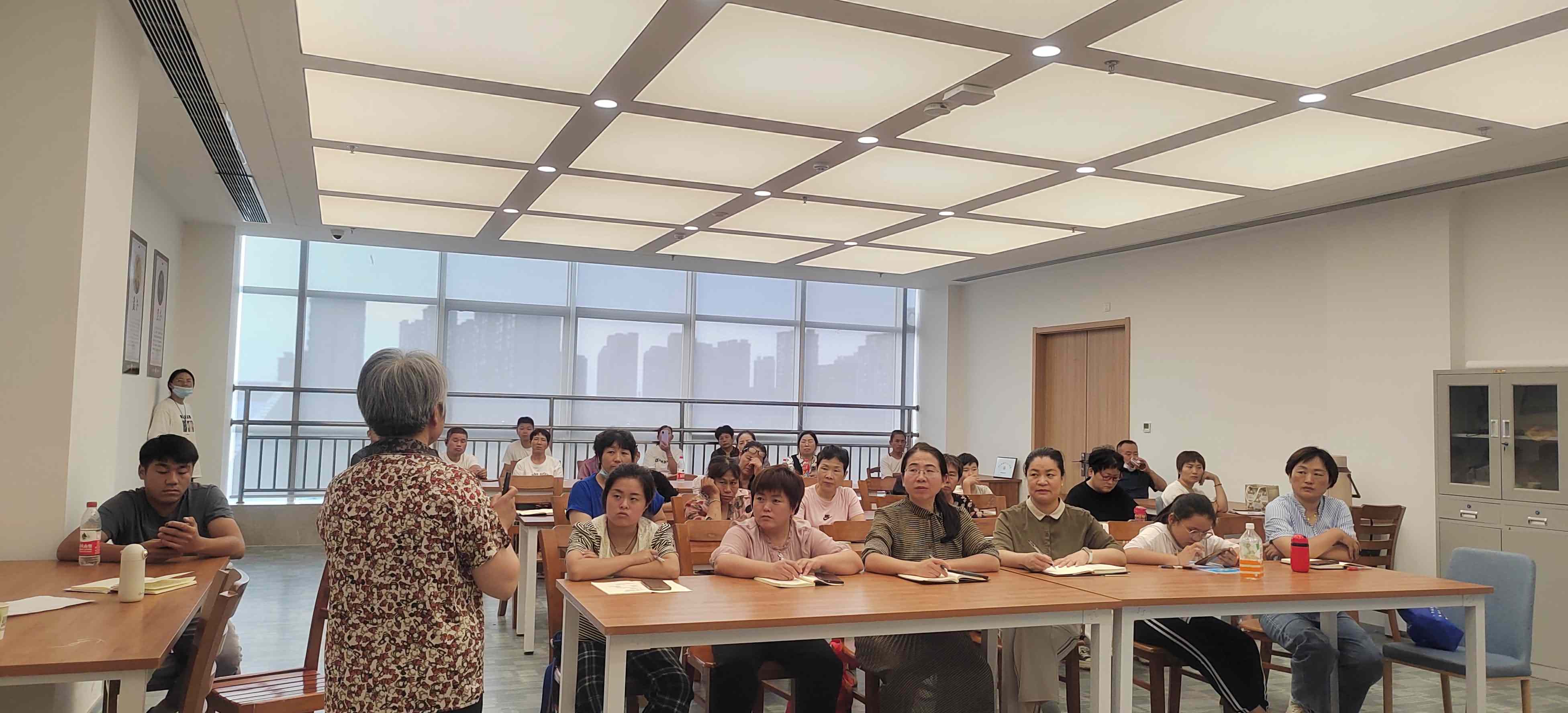 学员正在认真听课.jpg