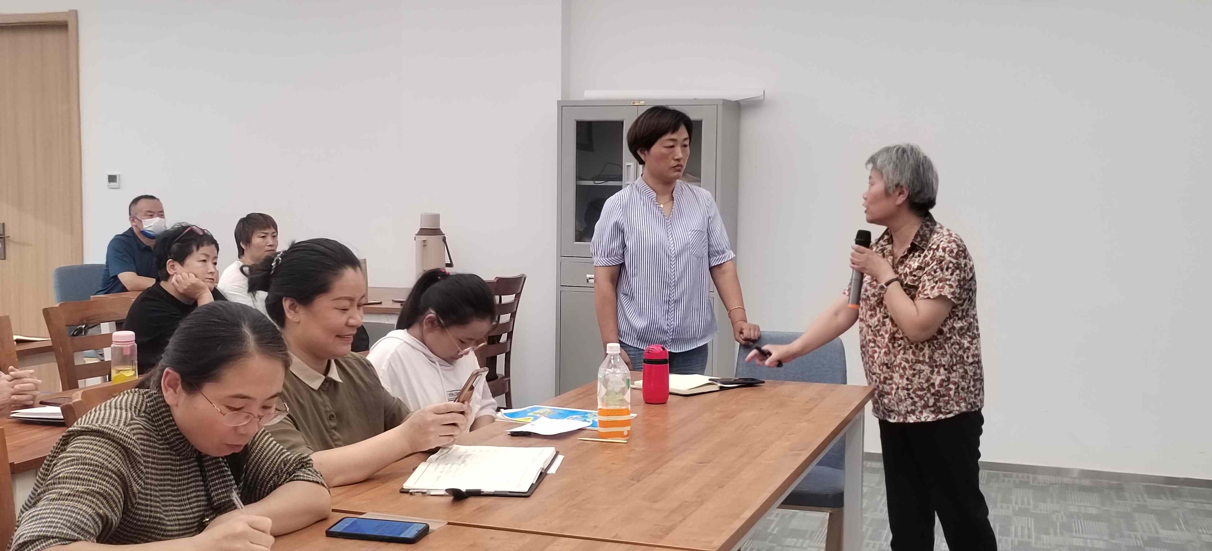 学员正在和老师交流.jpg
