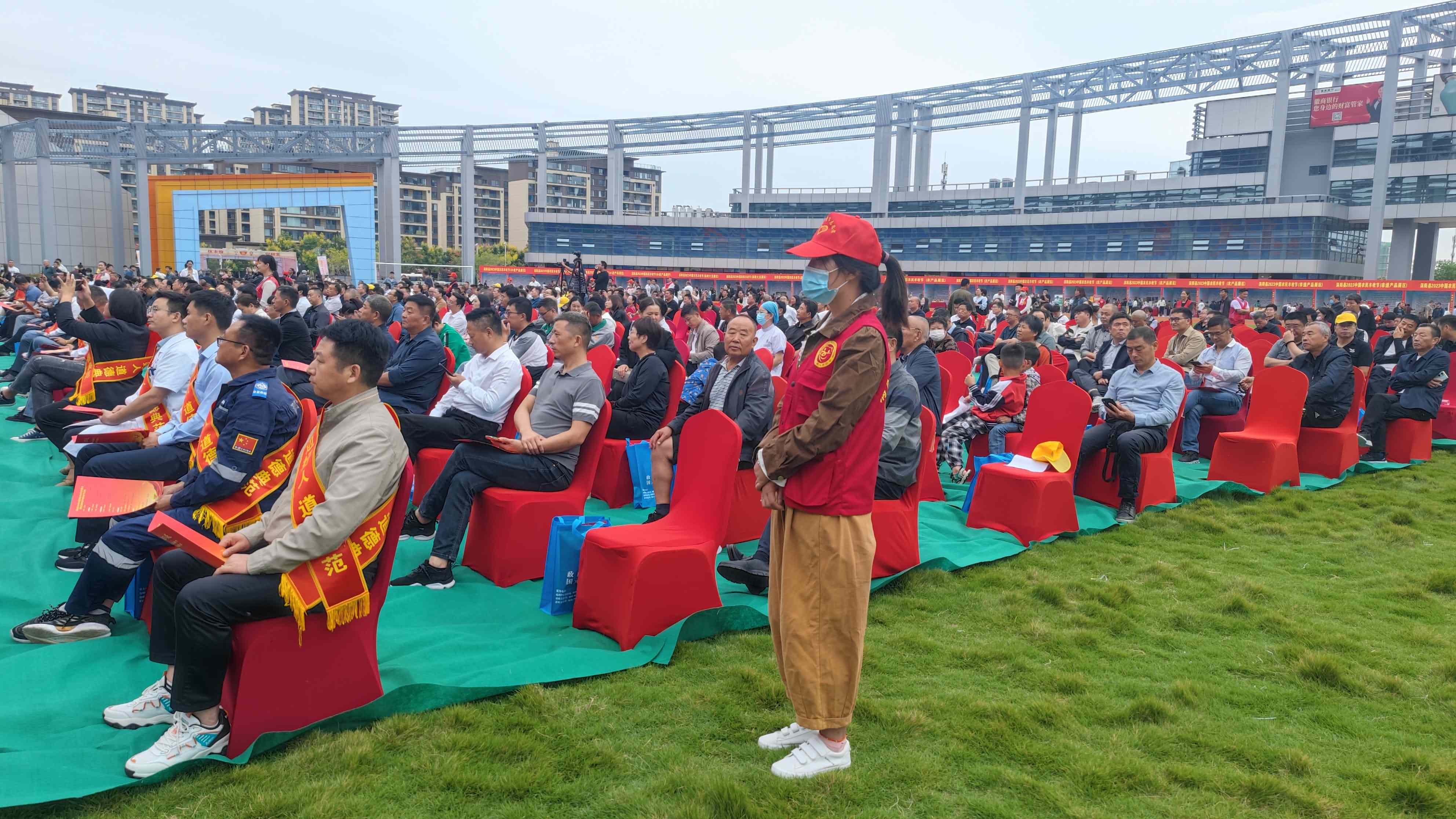 4、志愿者现场维持秩序.jpg