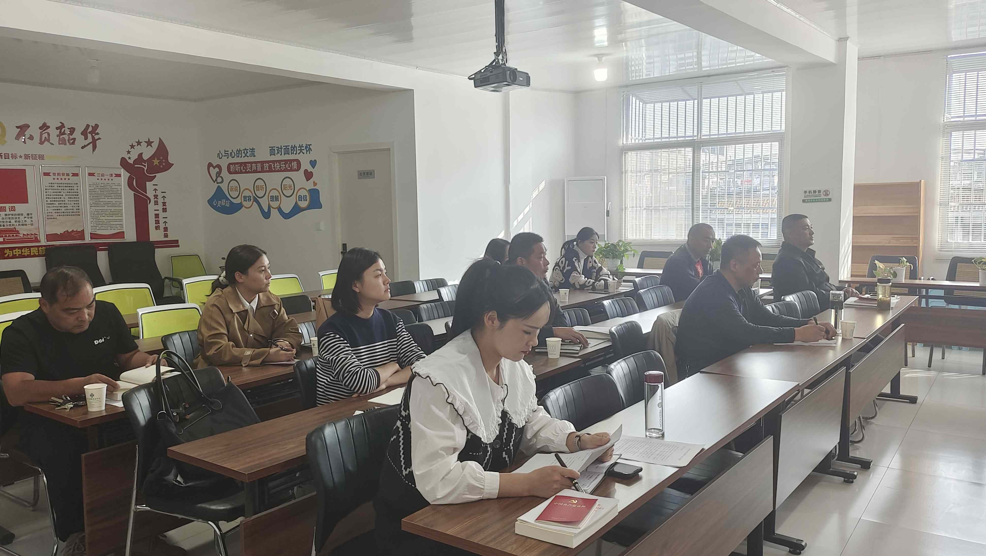 3.大家认真学习中.jpg