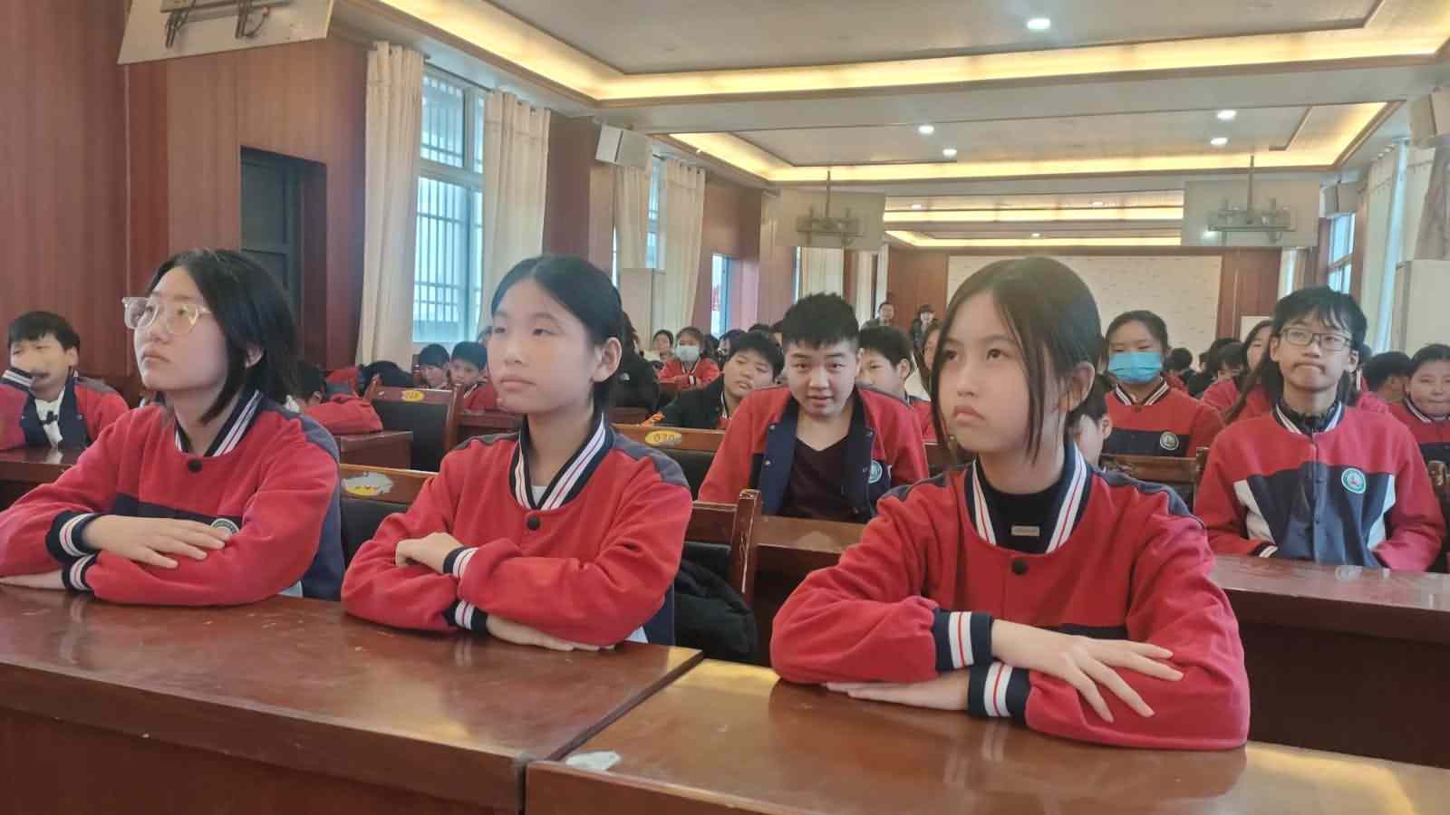 涡阳：“相约花季——青春期心理健康”讲座走进城西校区