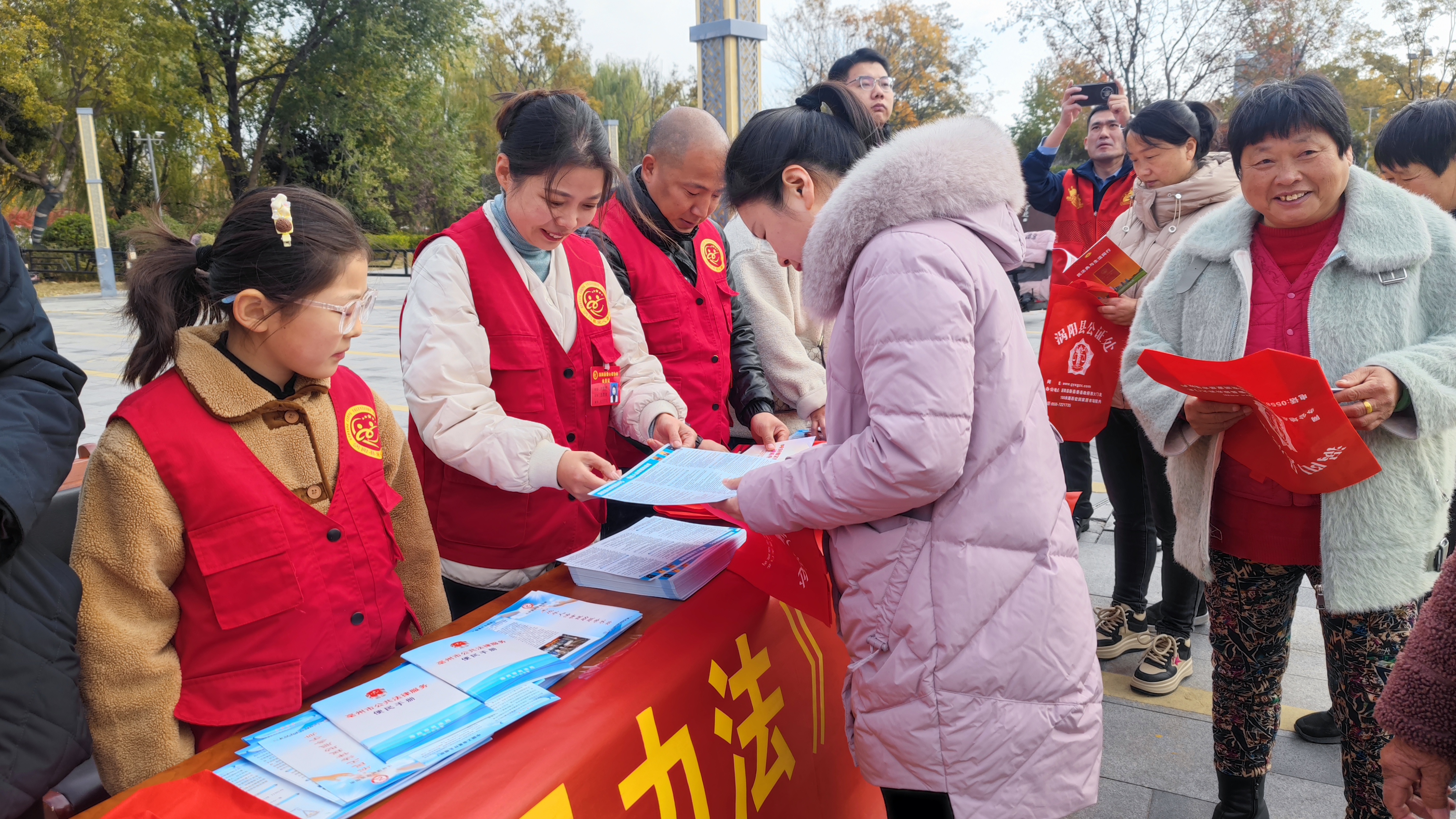 1、志愿者向群众发放宣传单.jpg