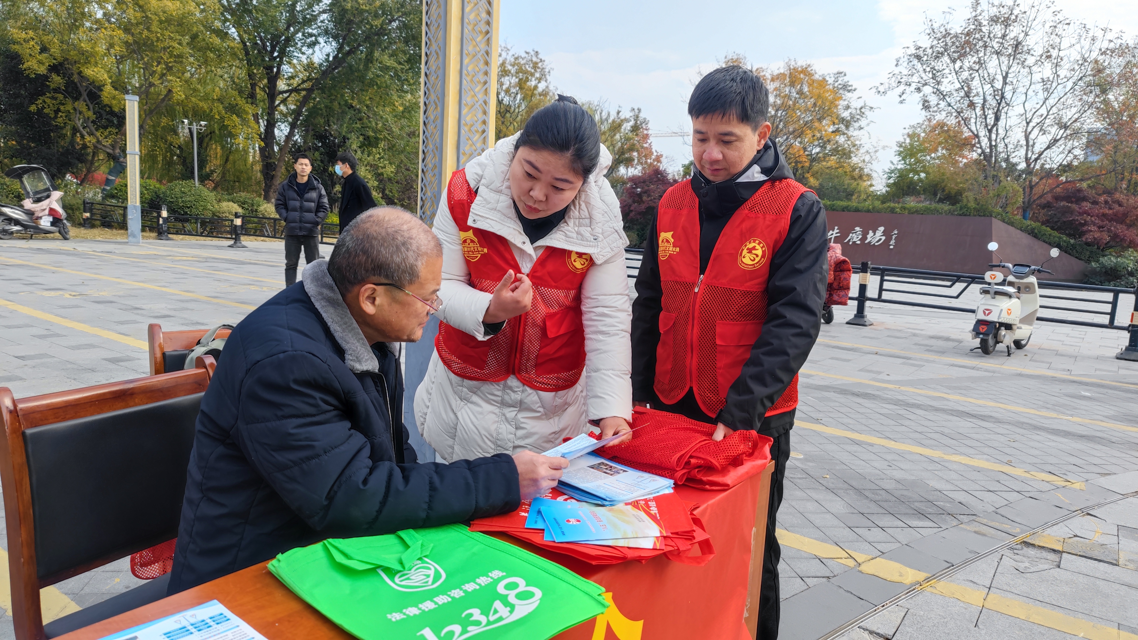 3、向居民介绍相关法律知识.jpg