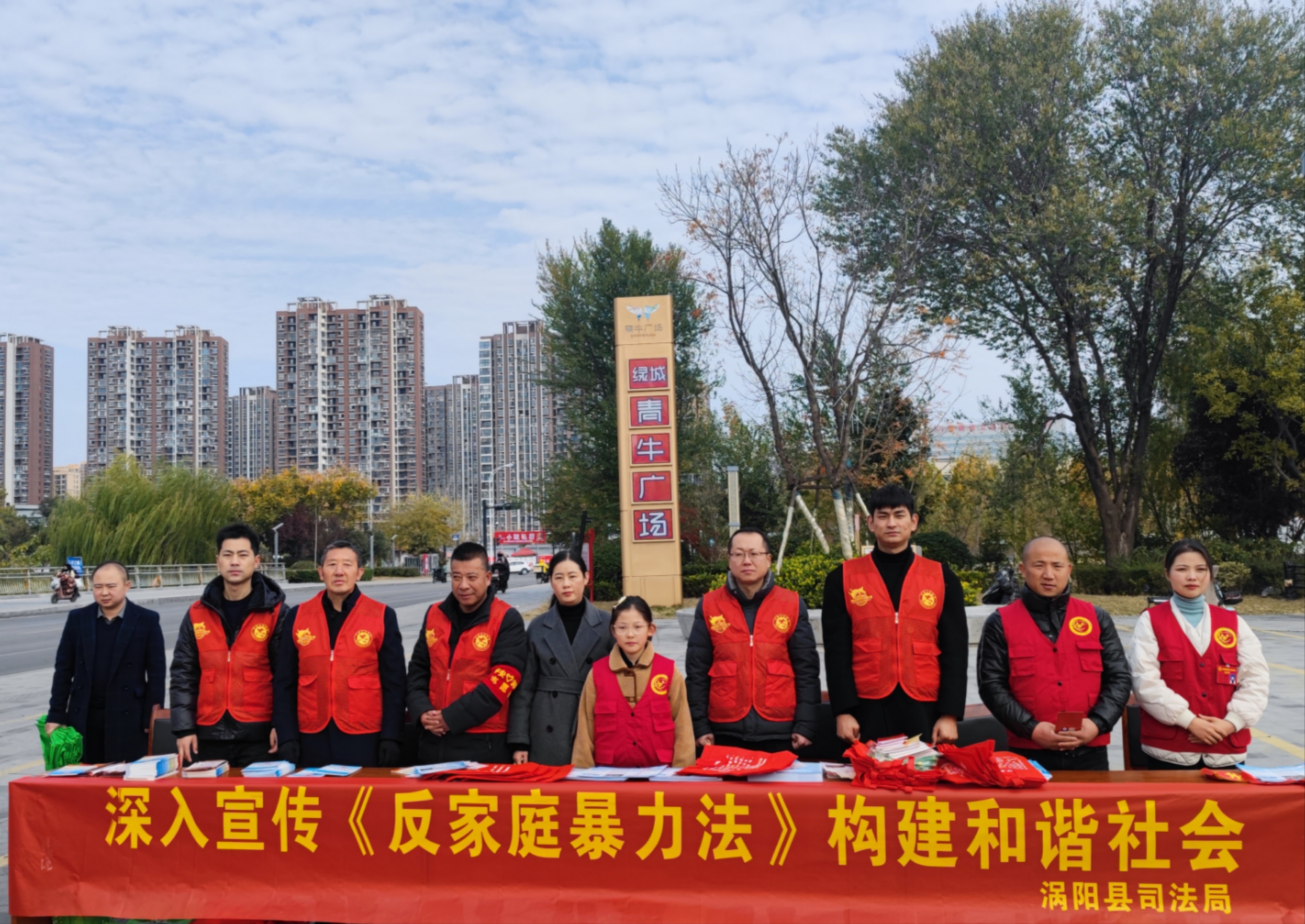 4、部分志愿者合影.jpg
