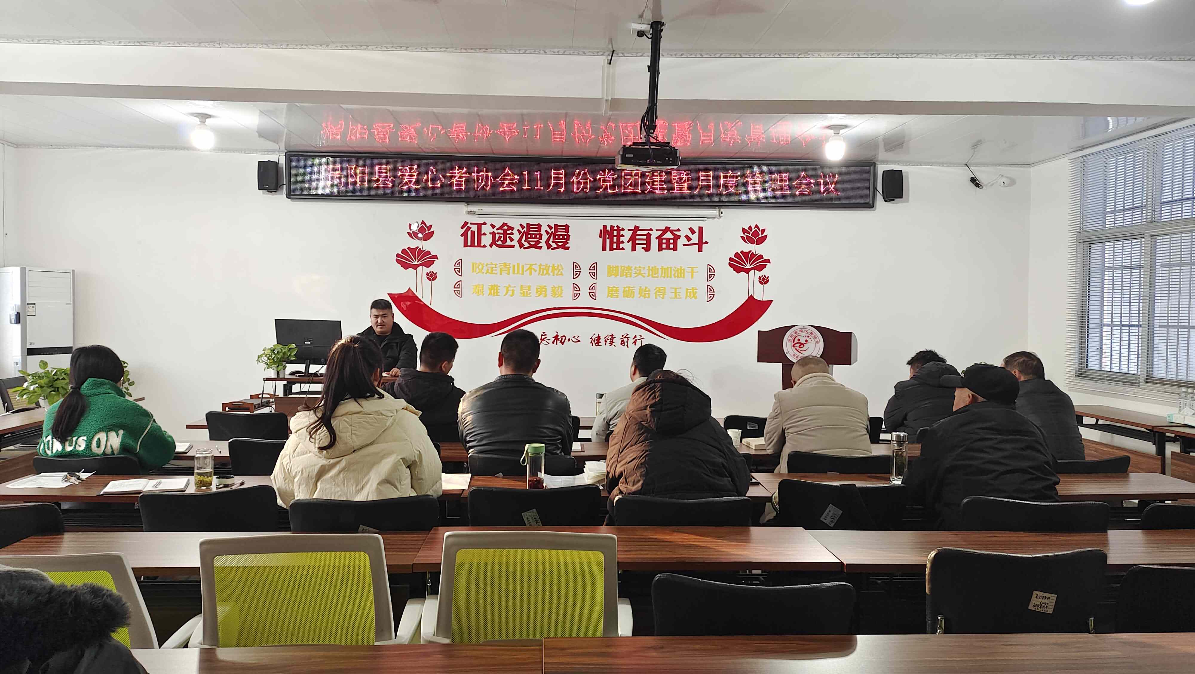 大家认真学习中.jpg