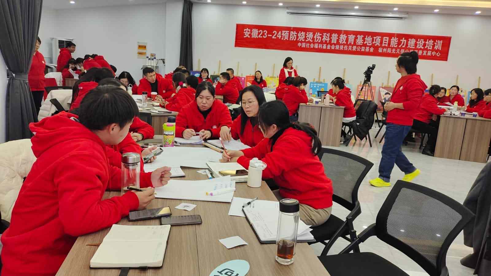 1公益伙伴交流中.jpg