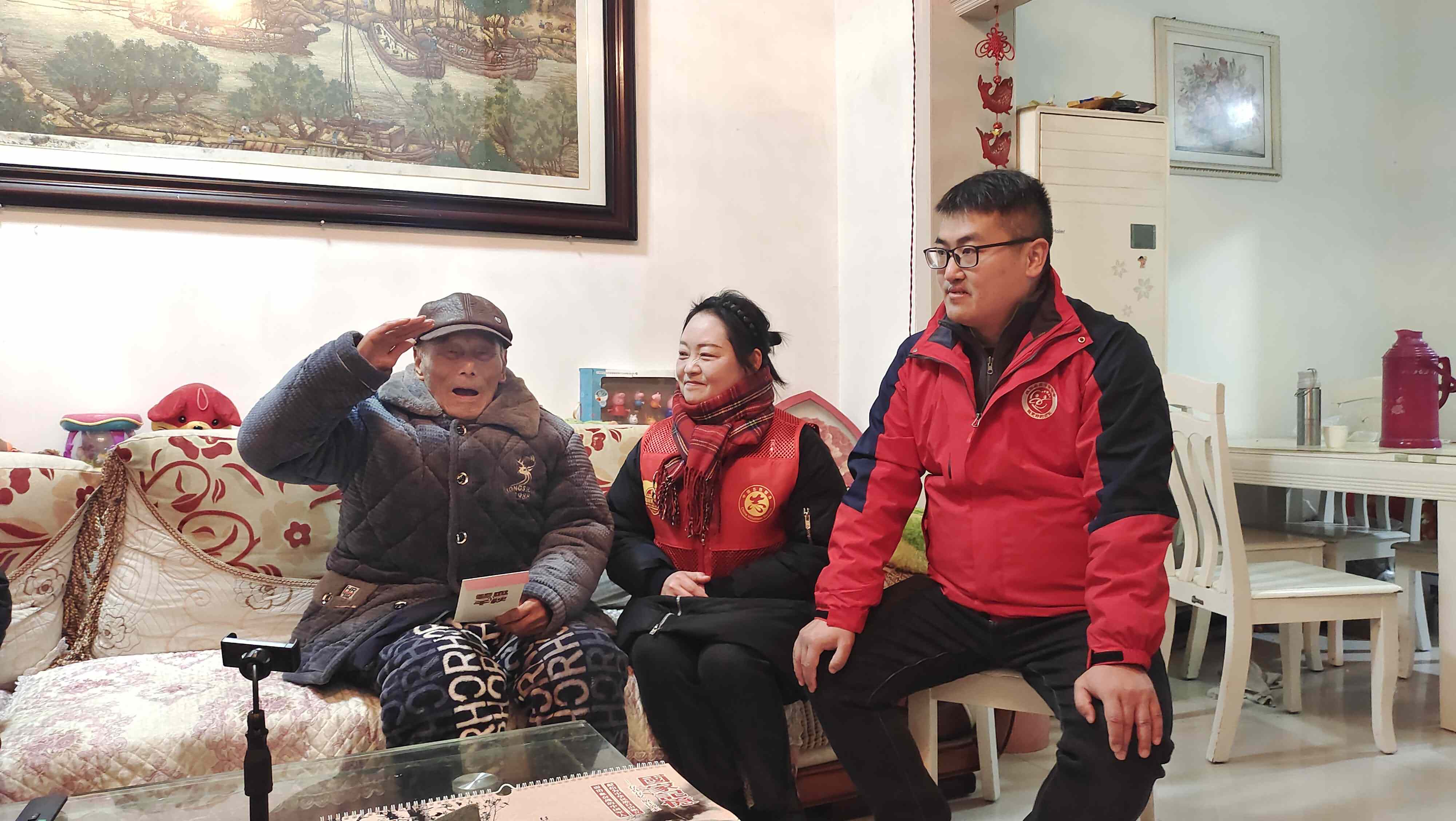 1.抗战老兵敬礼.jpg