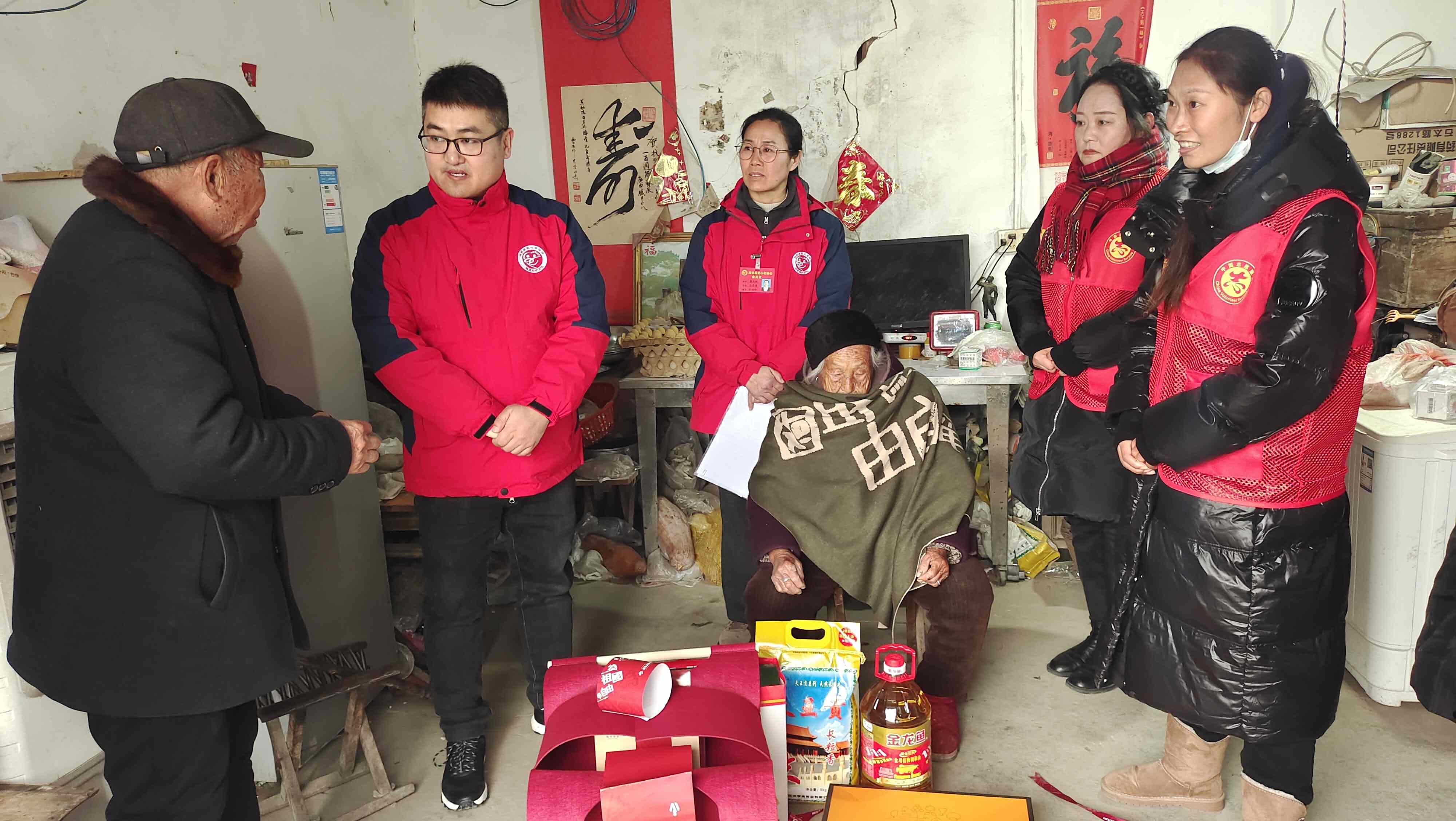 2.志愿者与遗孀家属交流中.jpg