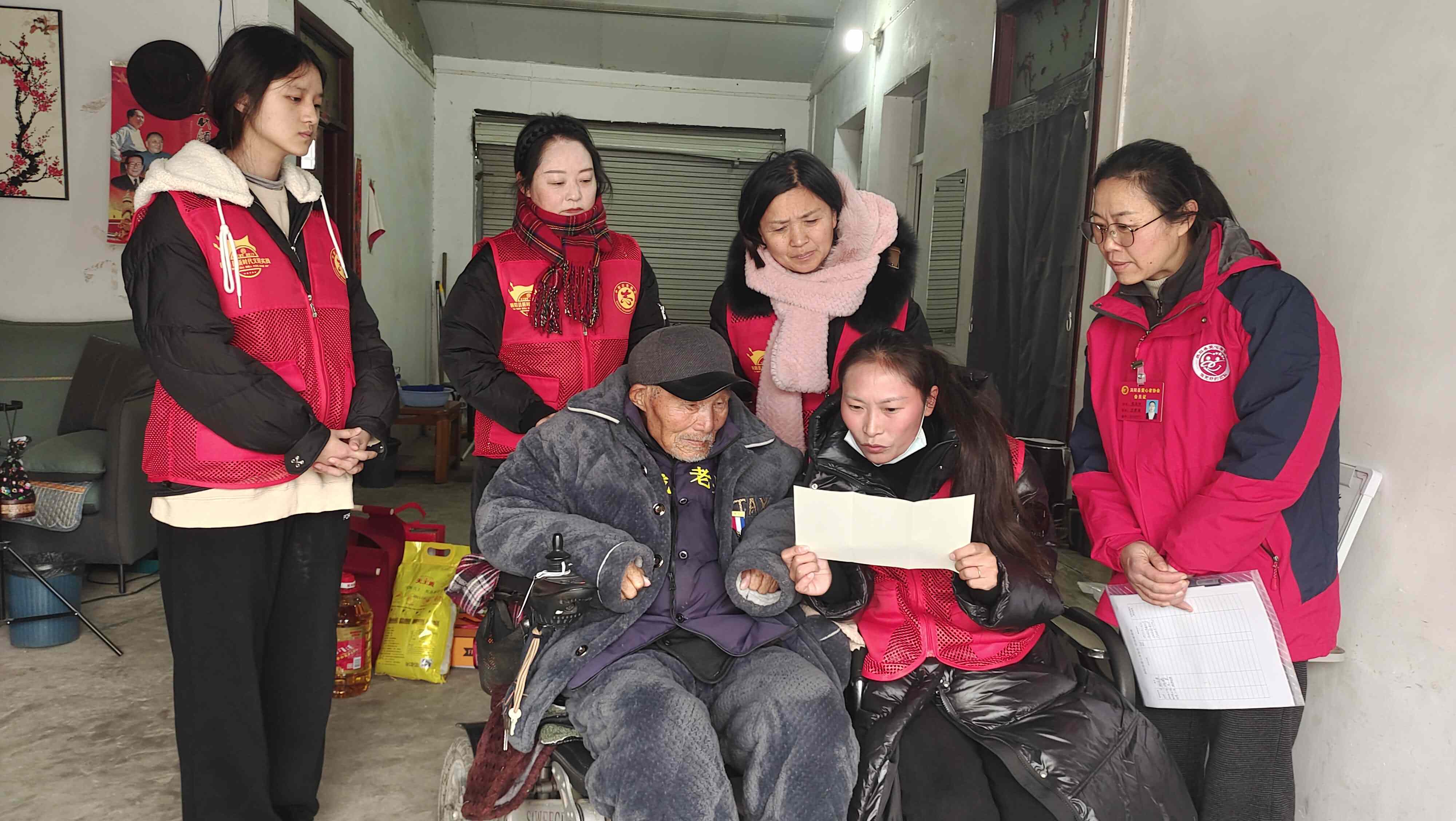 4.志愿者为抗战老兵读家书.jpg