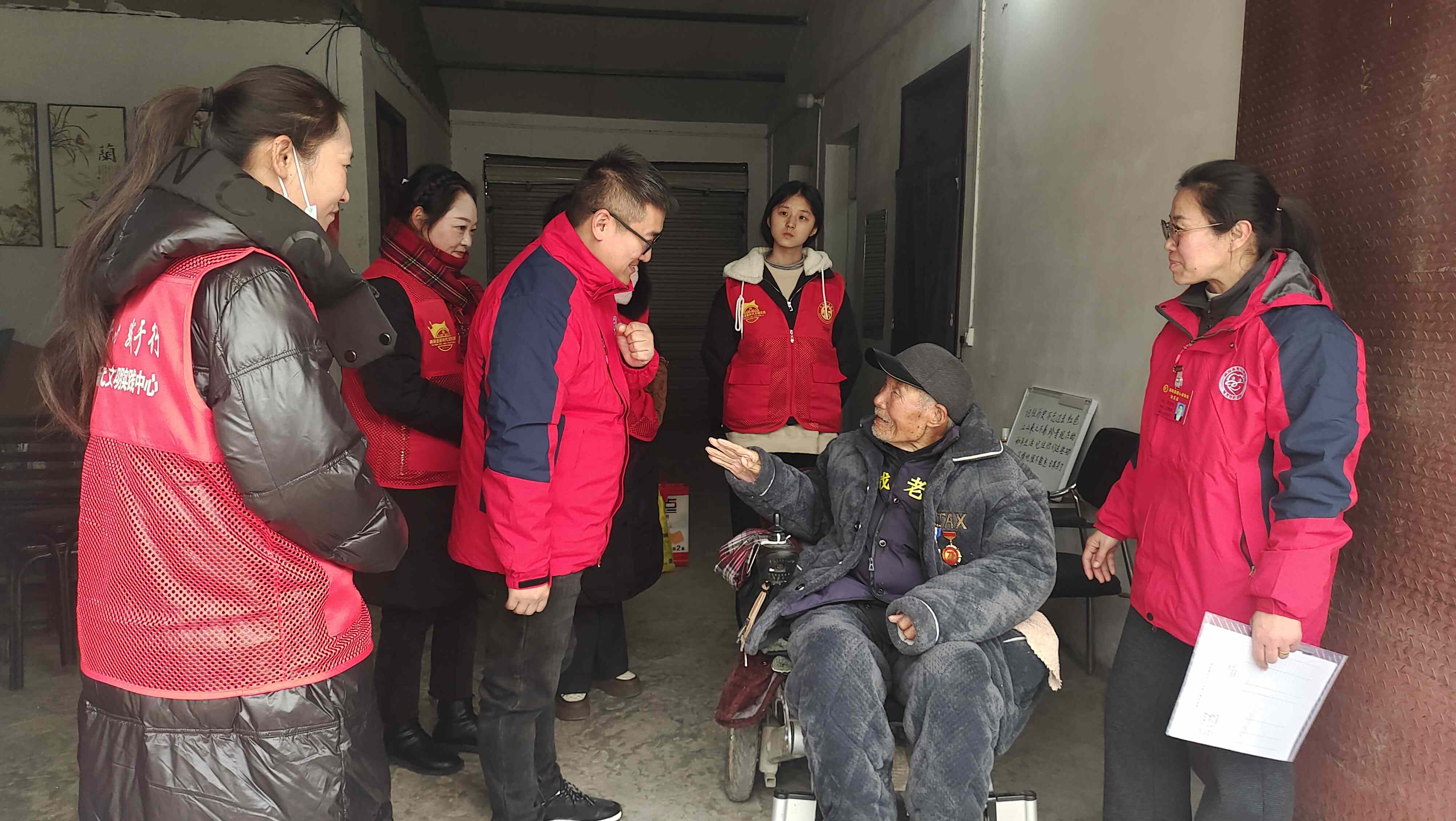 5.志愿者与抗战老兵唠家常.jpg