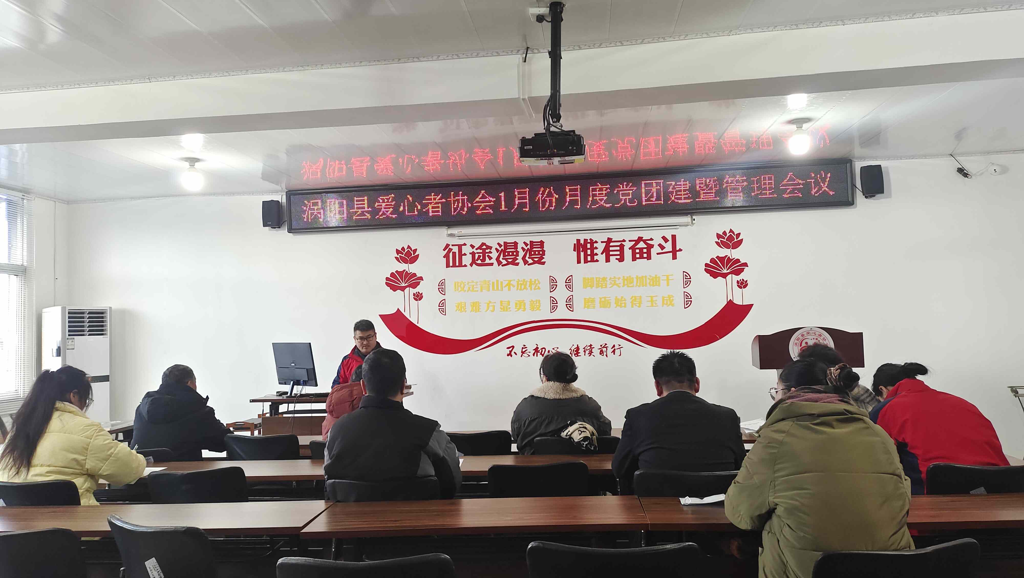 2.大家认真做笔记.jpg