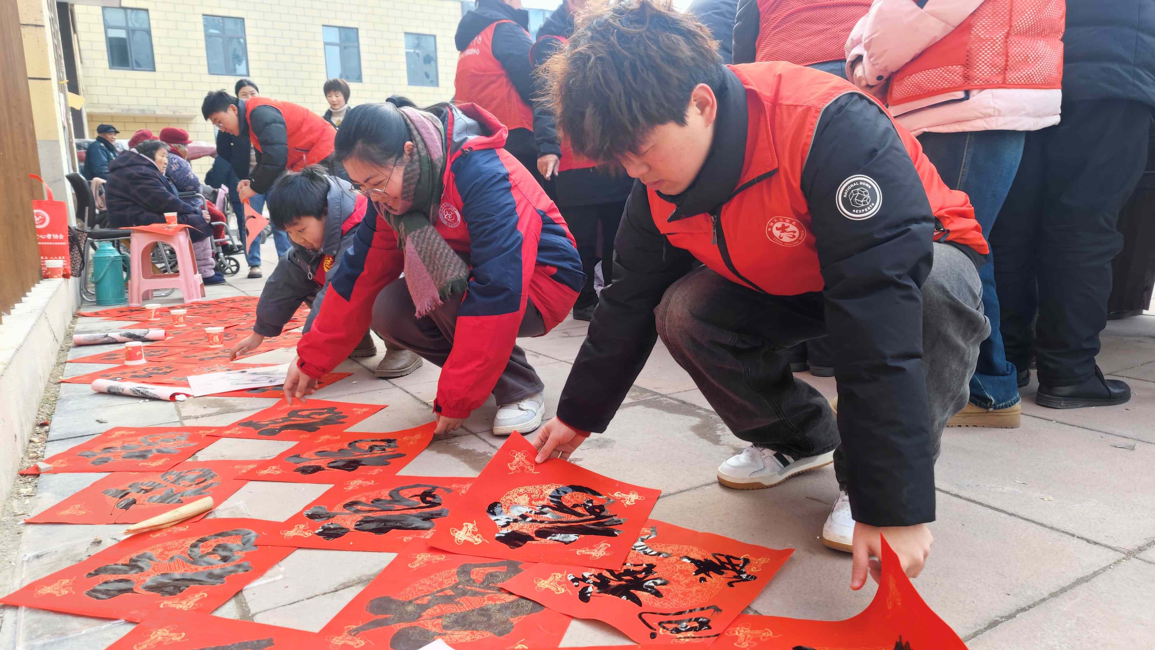 2.志愿者摆放晾晒写好的春联.jpg