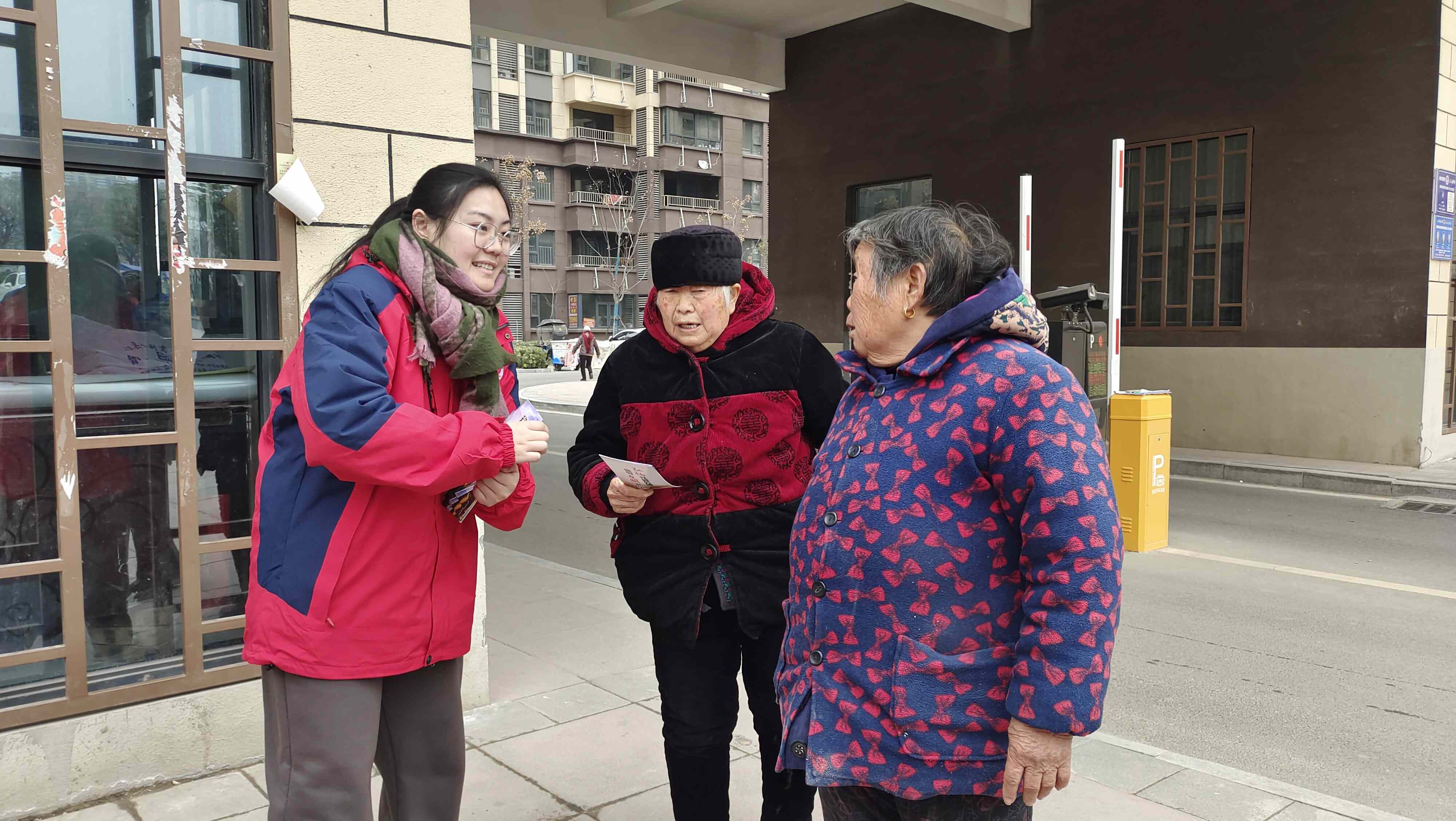 7.志愿者正在进行移风易俗宣传.jpg