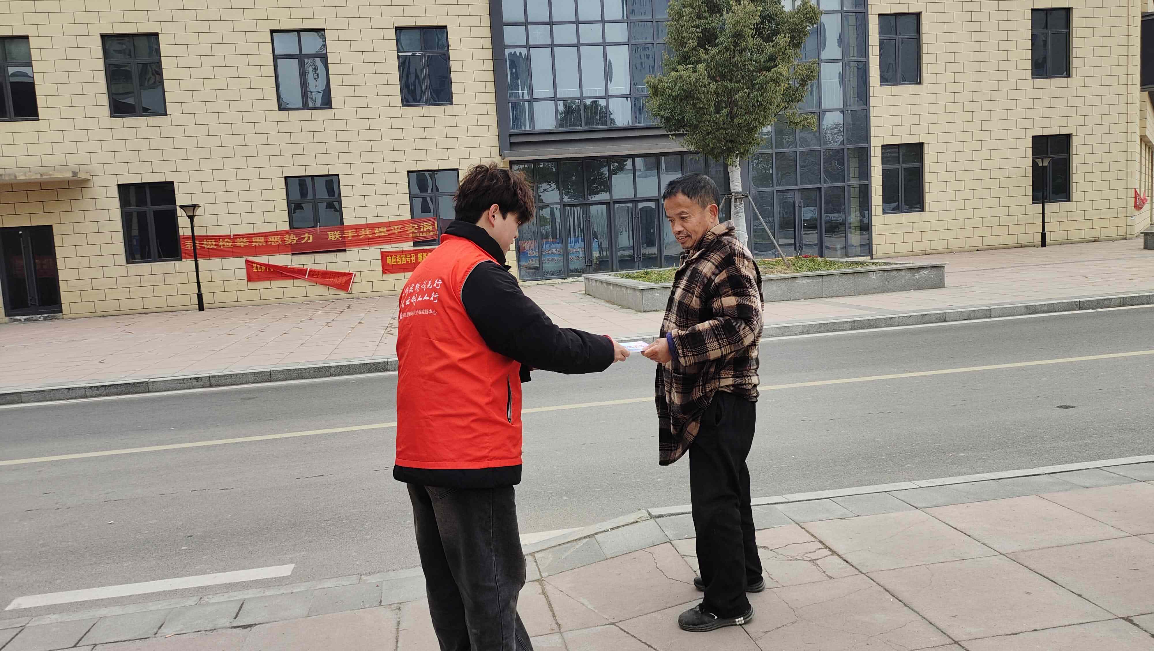 8.志愿者分发移风易俗宣传册.jpg