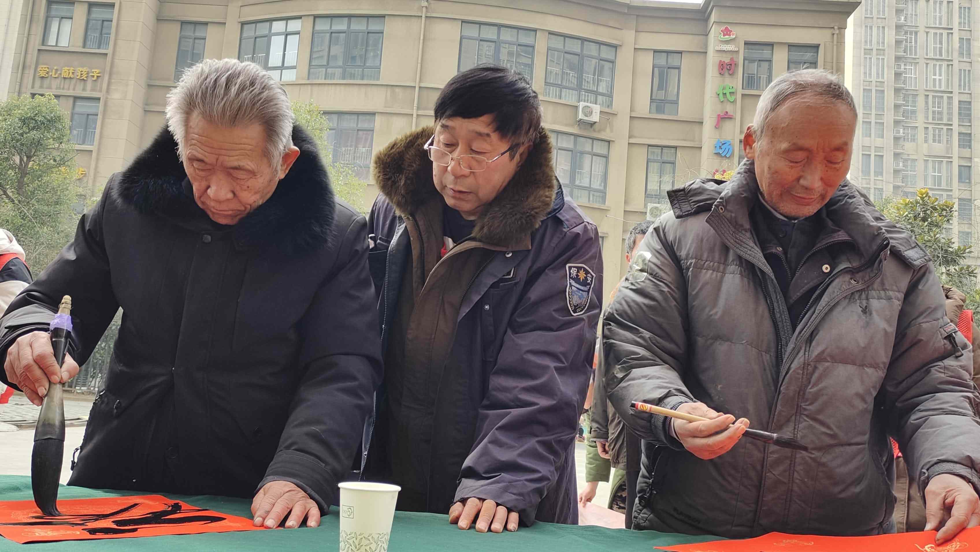2.老师书写中.jpg