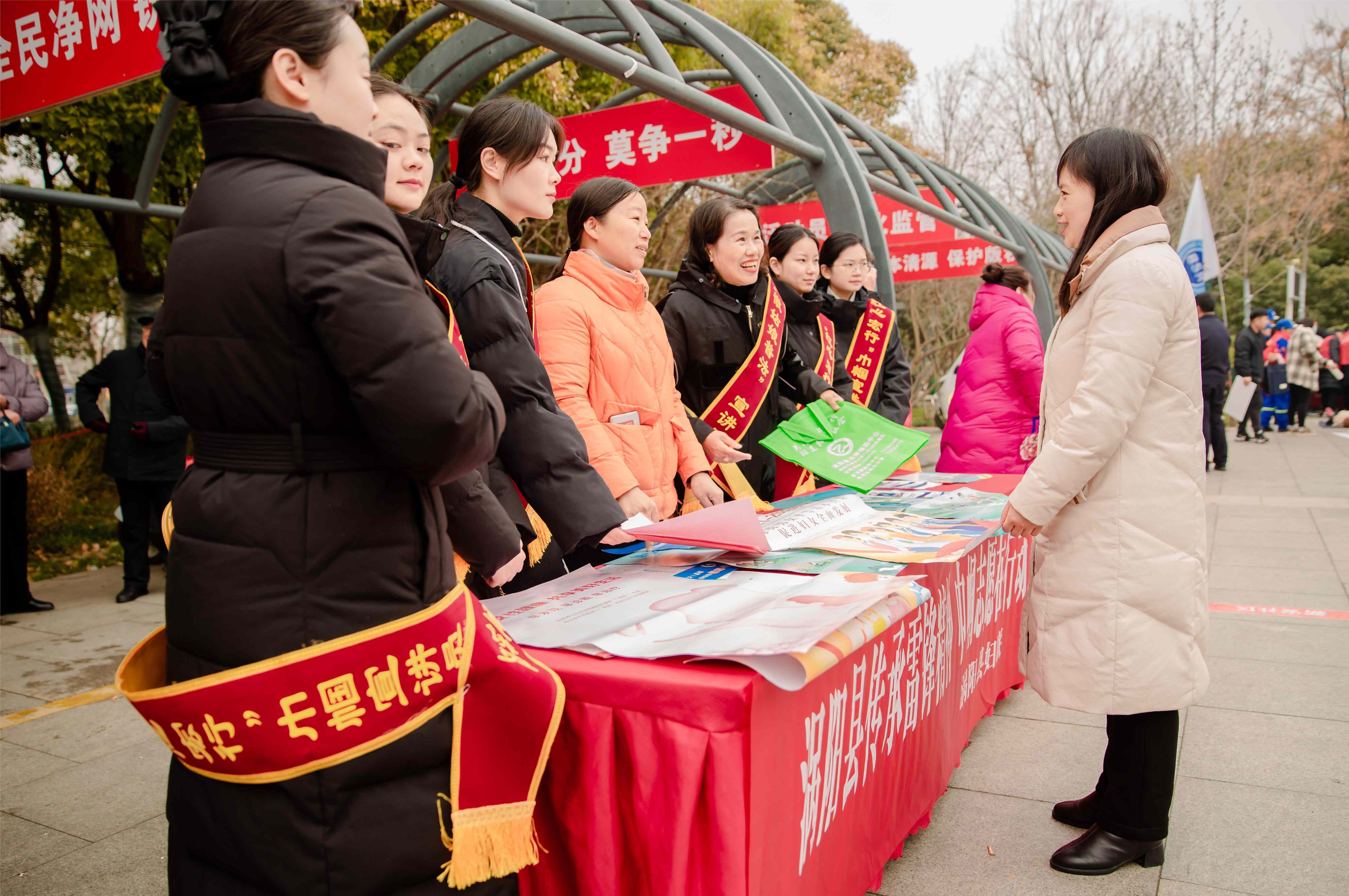 5.宣传部领导到服务台前.jpg