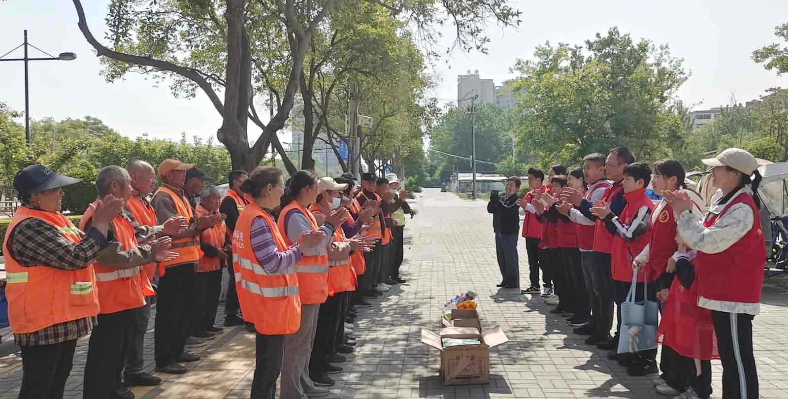 1向环卫工人送上节日问候.jpg