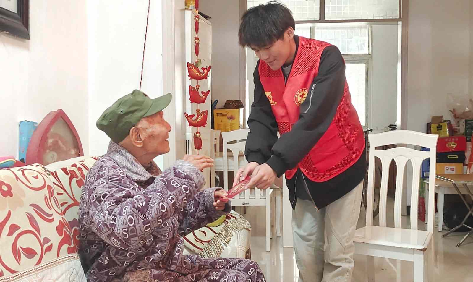 1.志愿者向老兵送上生日礼金.jpg