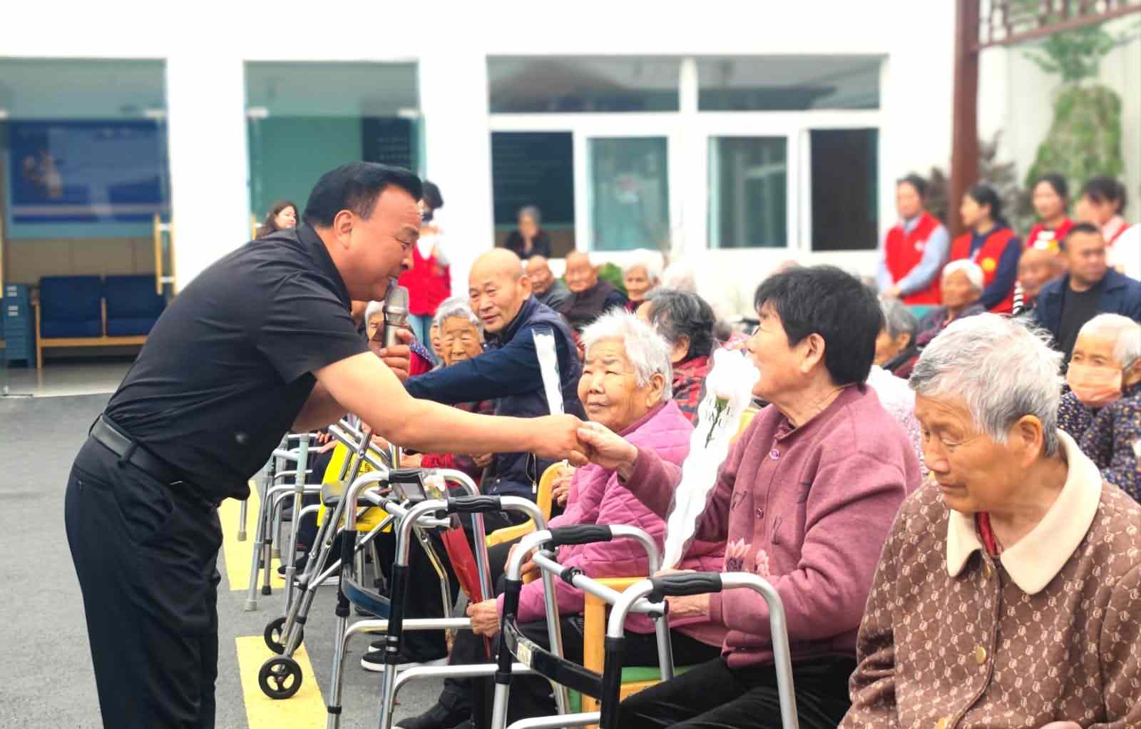 2.演员与老人互动.jpg
