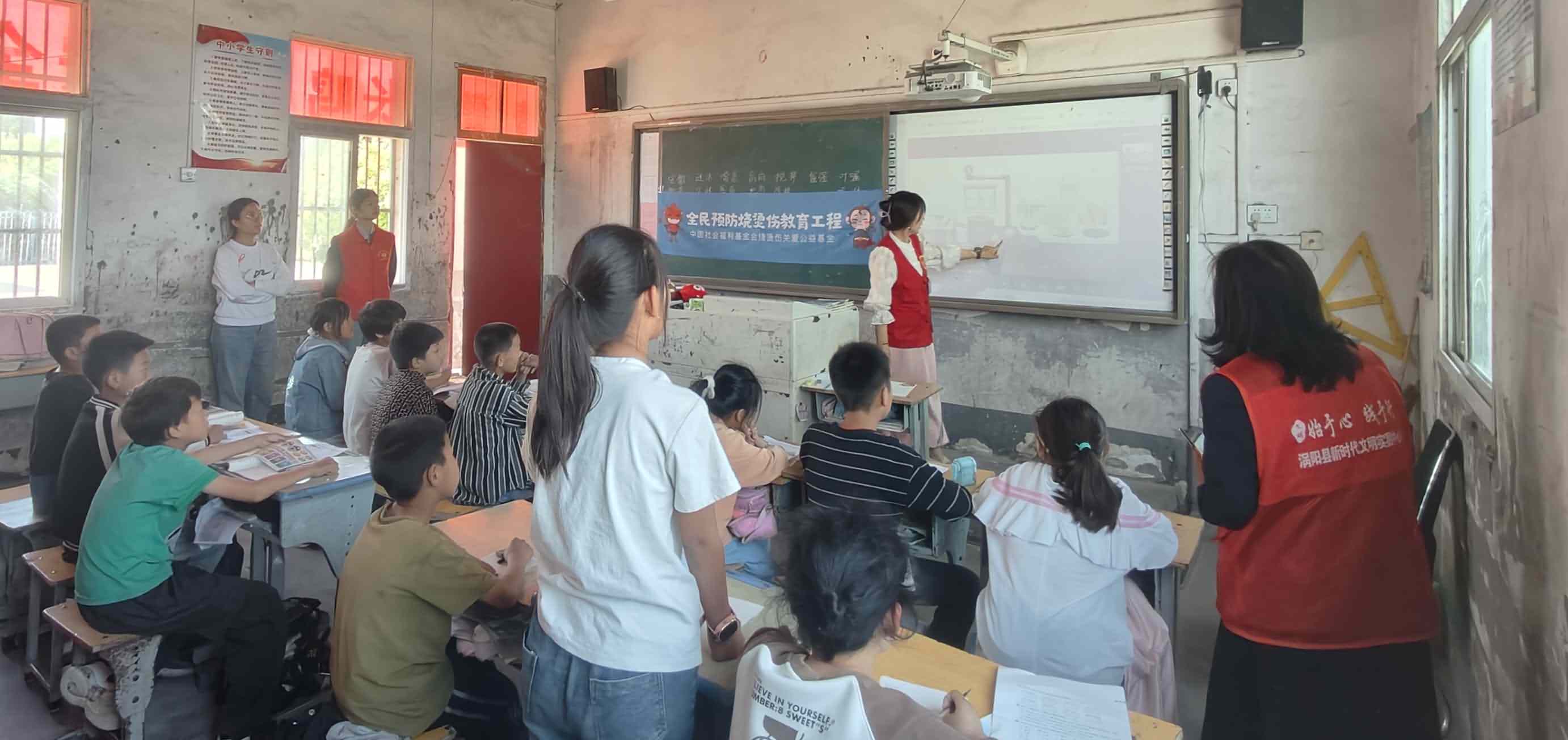 2.和学生一起互动.jpg