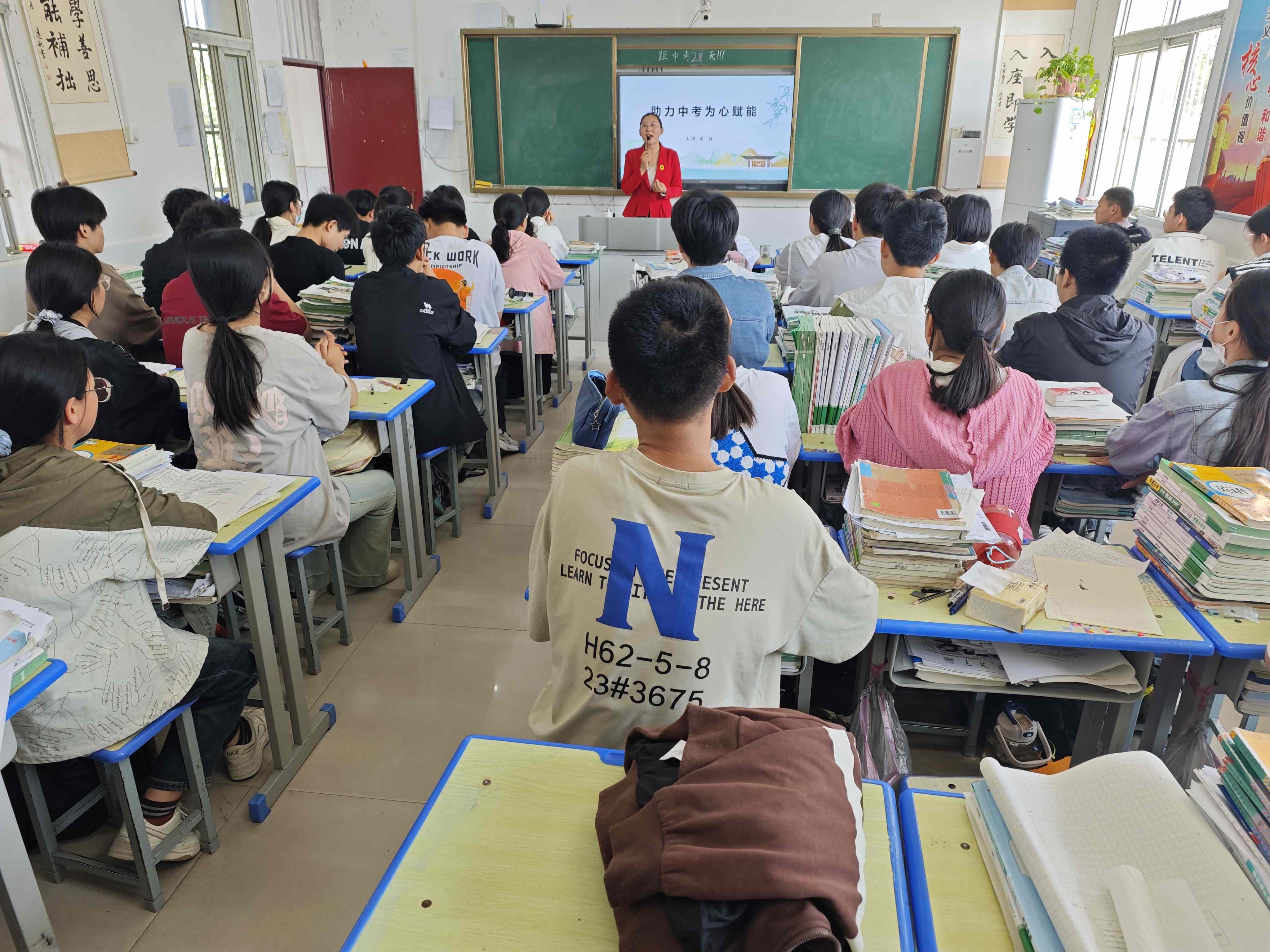 学生正在认真听讲.jpg