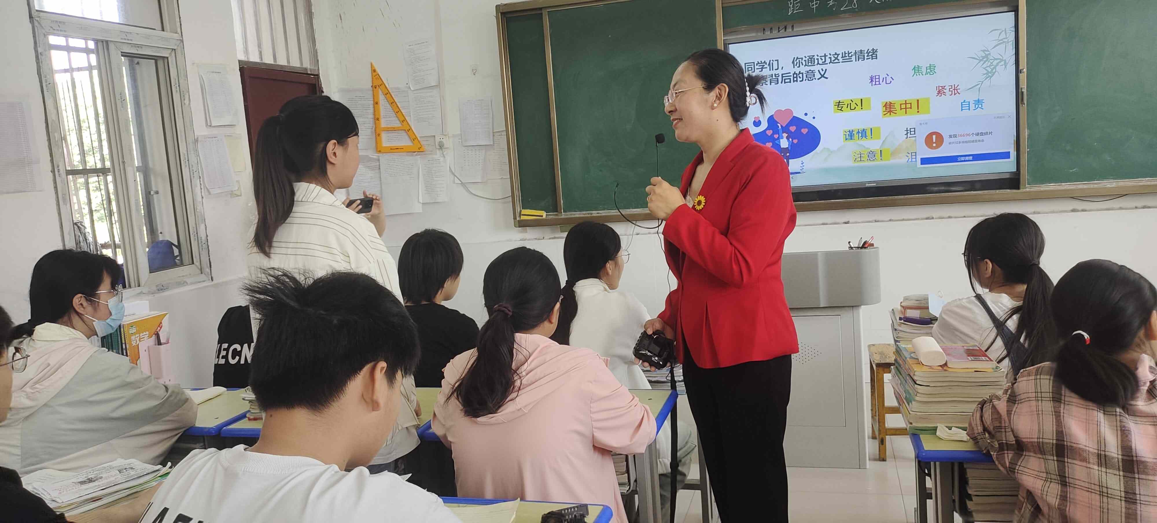 黄老师和学生互动.jpg