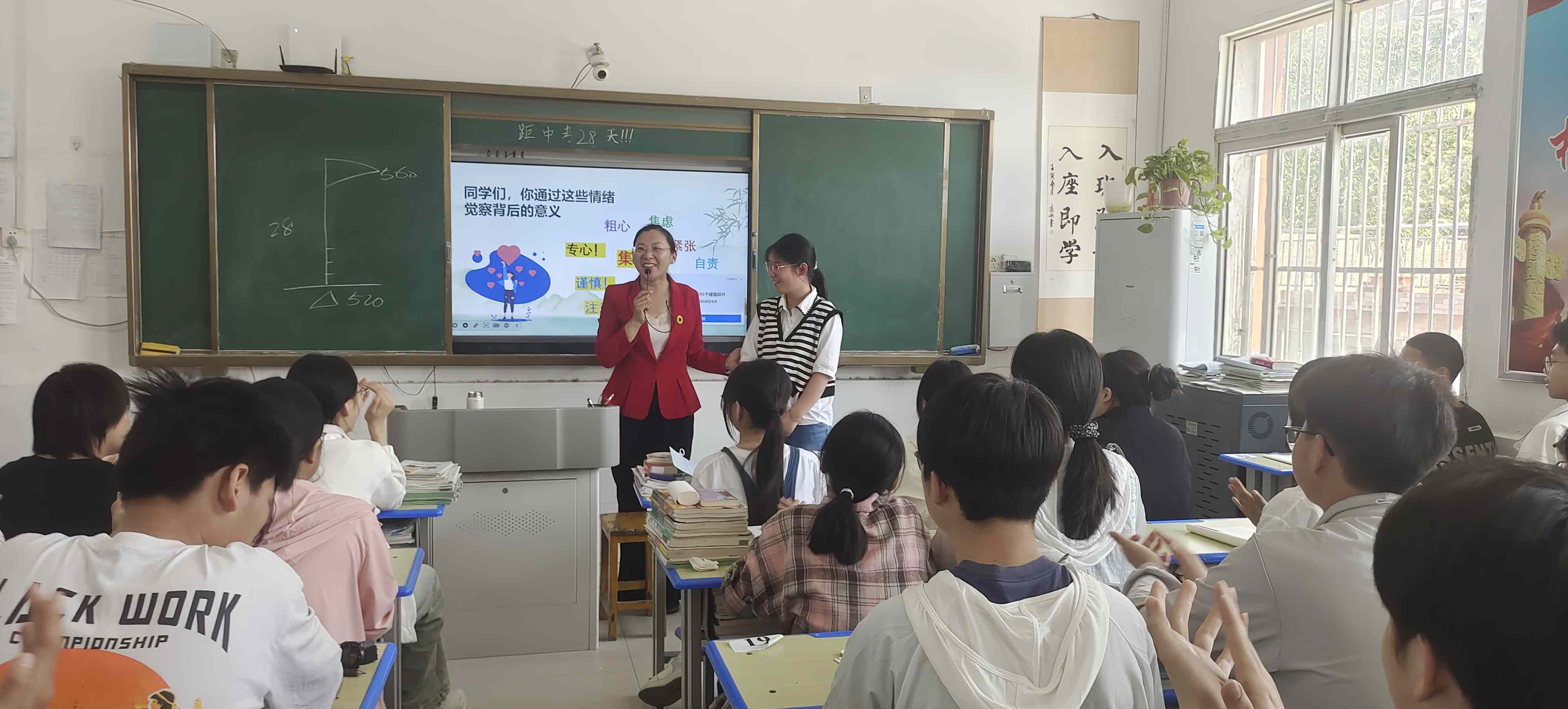 黄老师邀请学生做示范.jpg