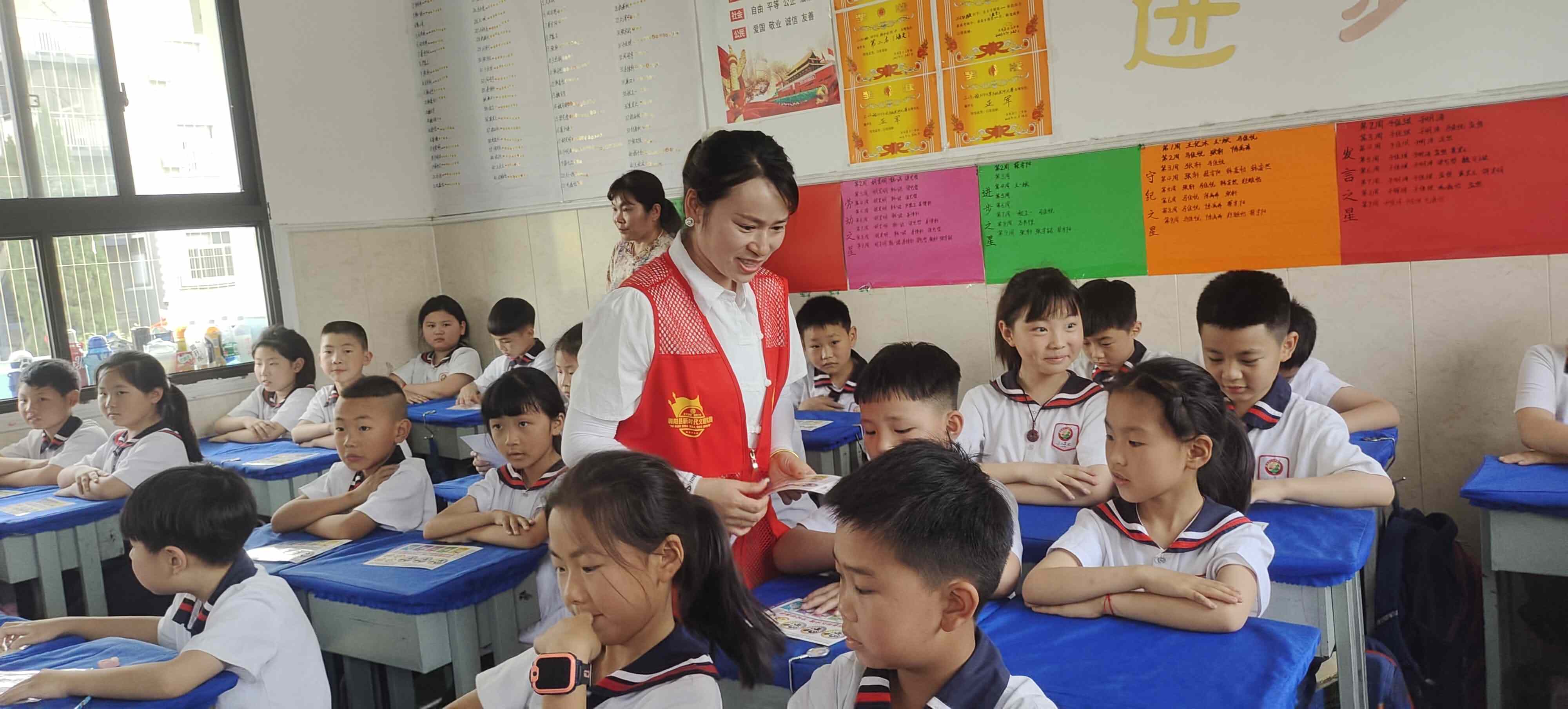 1.志愿者为学生们发放预防烧烫伤宣传册，感温贴.jpg