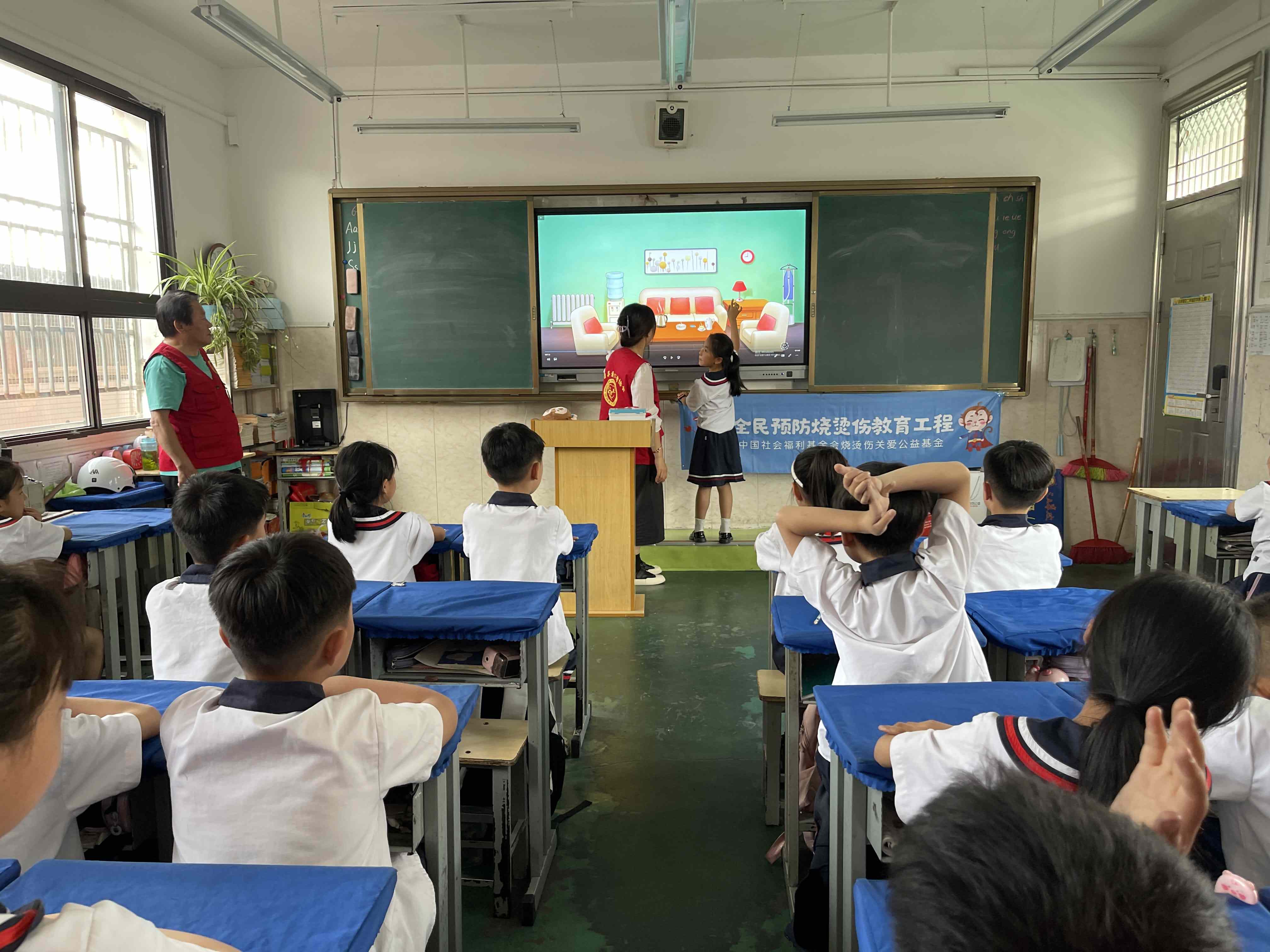 3.志愿者和孩子互动中.jpg