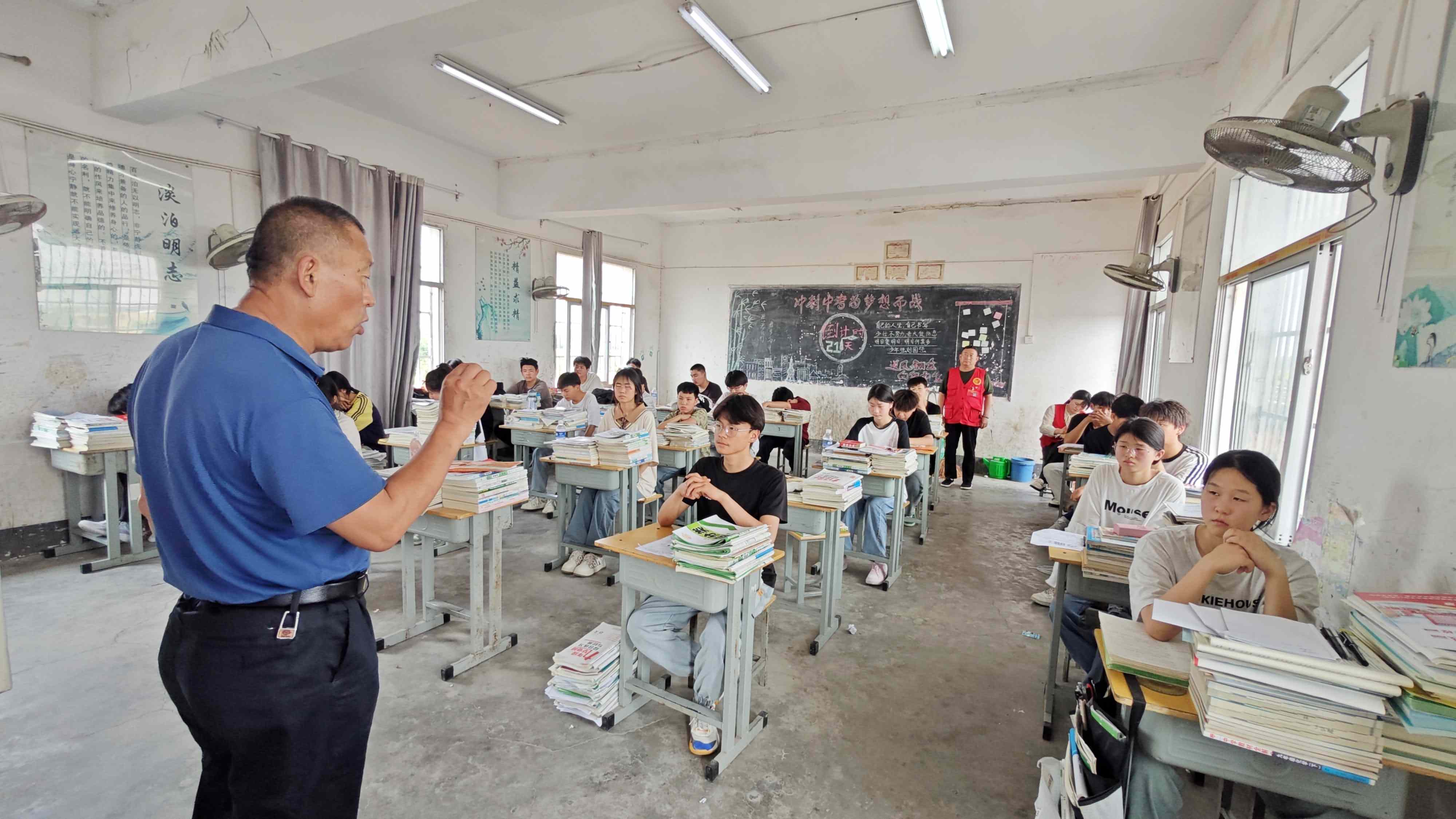 2、老师在为学生们讲解心灵解压的方法技巧.jpg