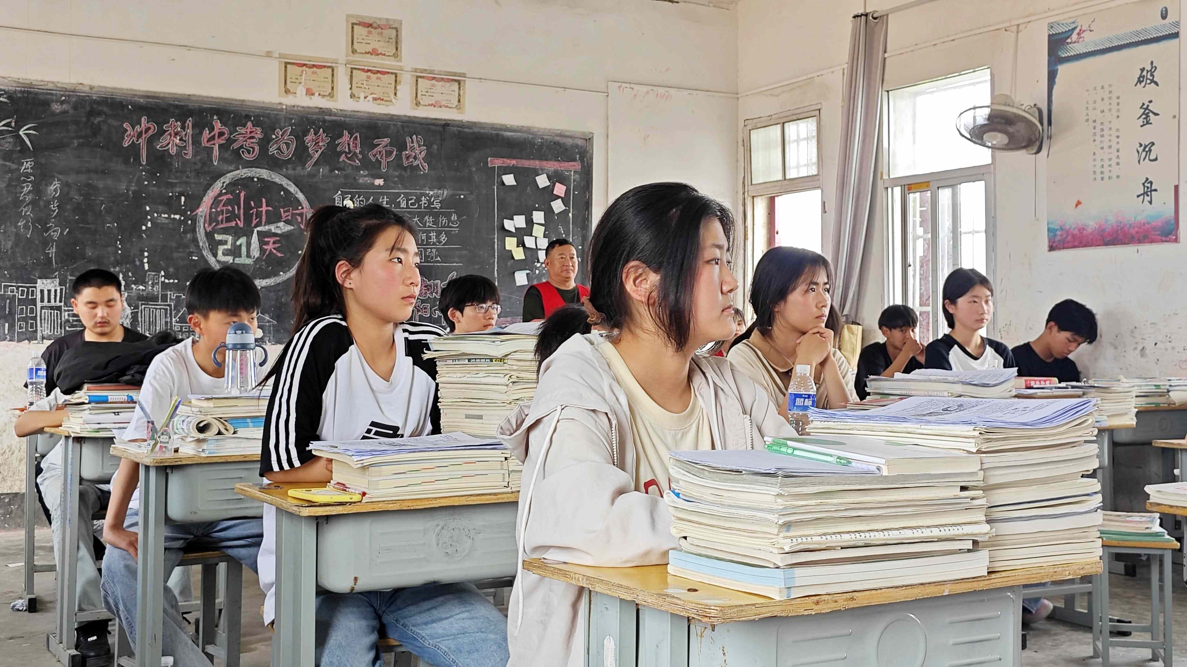 3学生们满含热切的听老师讲课.jpg