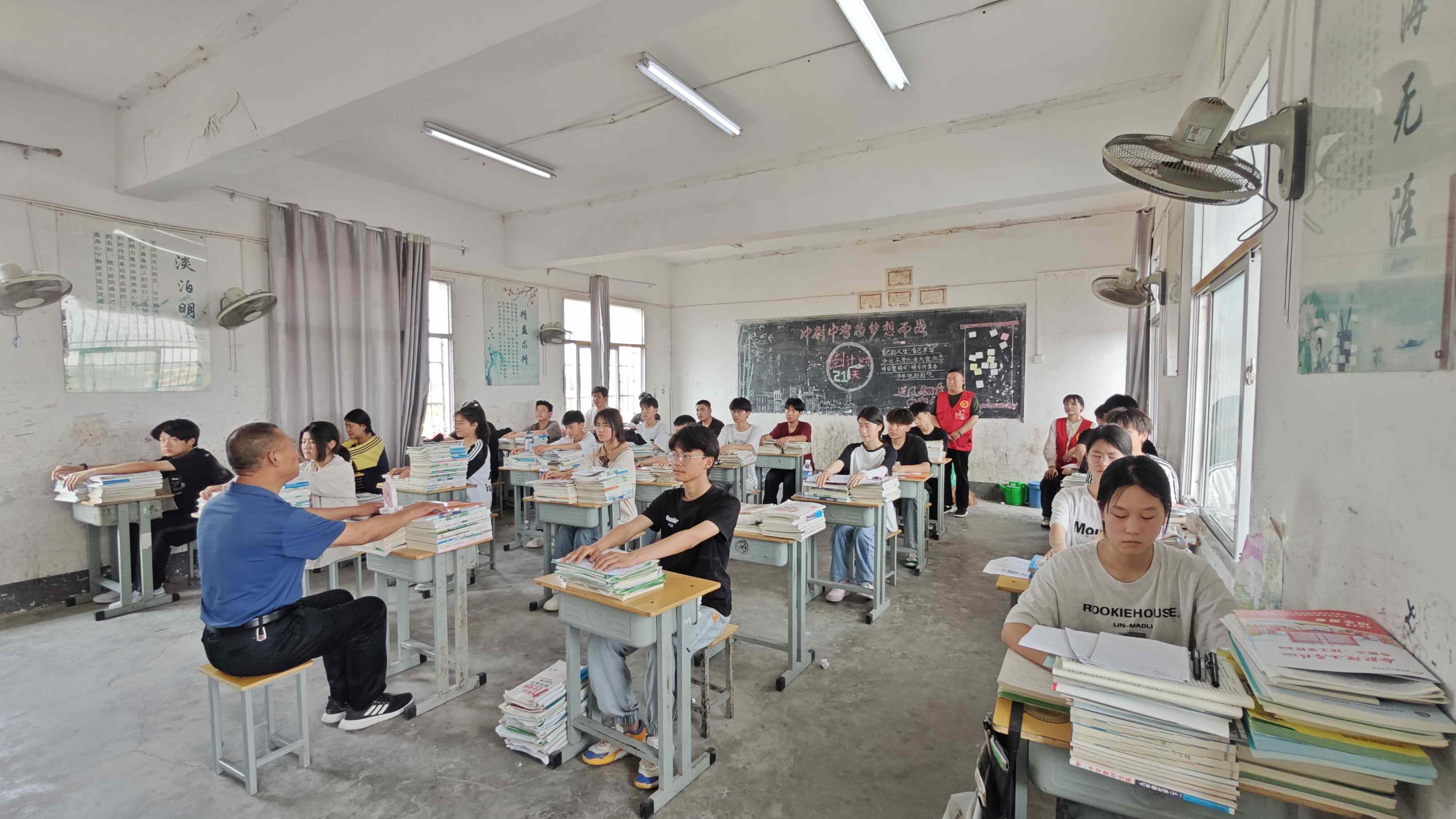 4、现场指导学生们实践“深呼吸法”与学生们进行互动.jpg