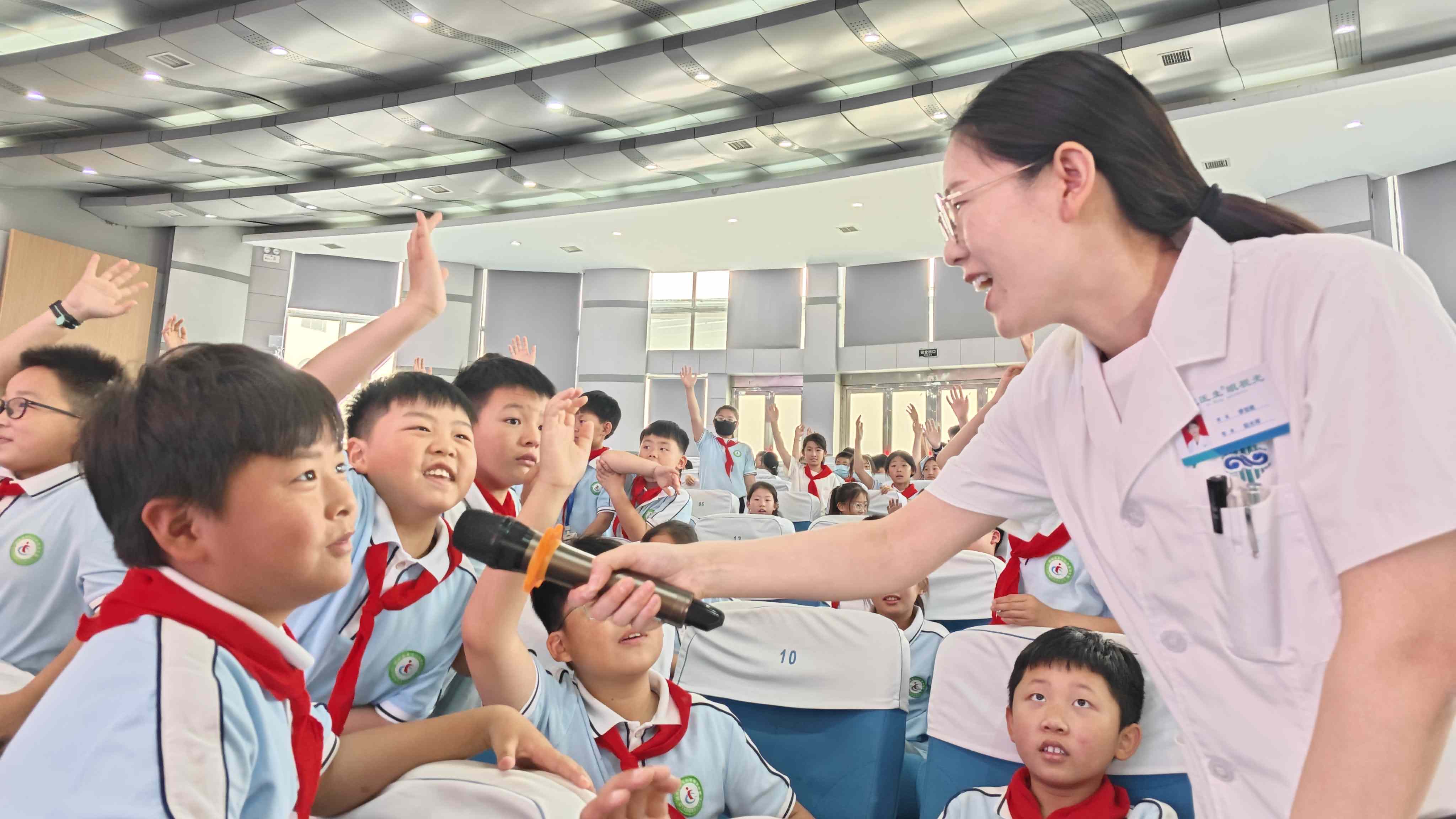 4孩子们踊跃互动.jpg