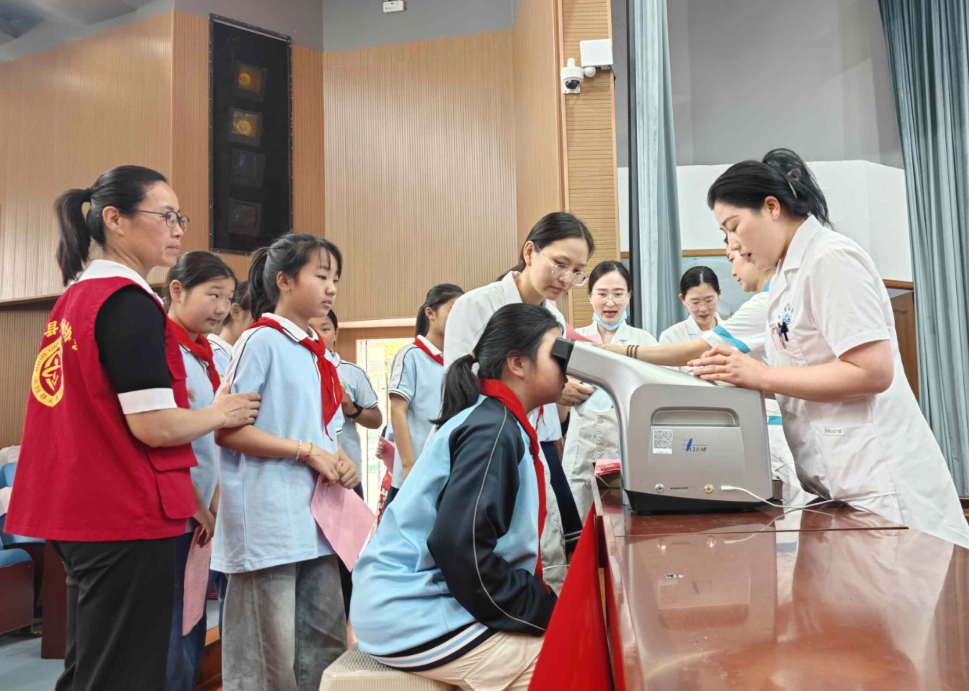 5为孩子们检查视力.jpg