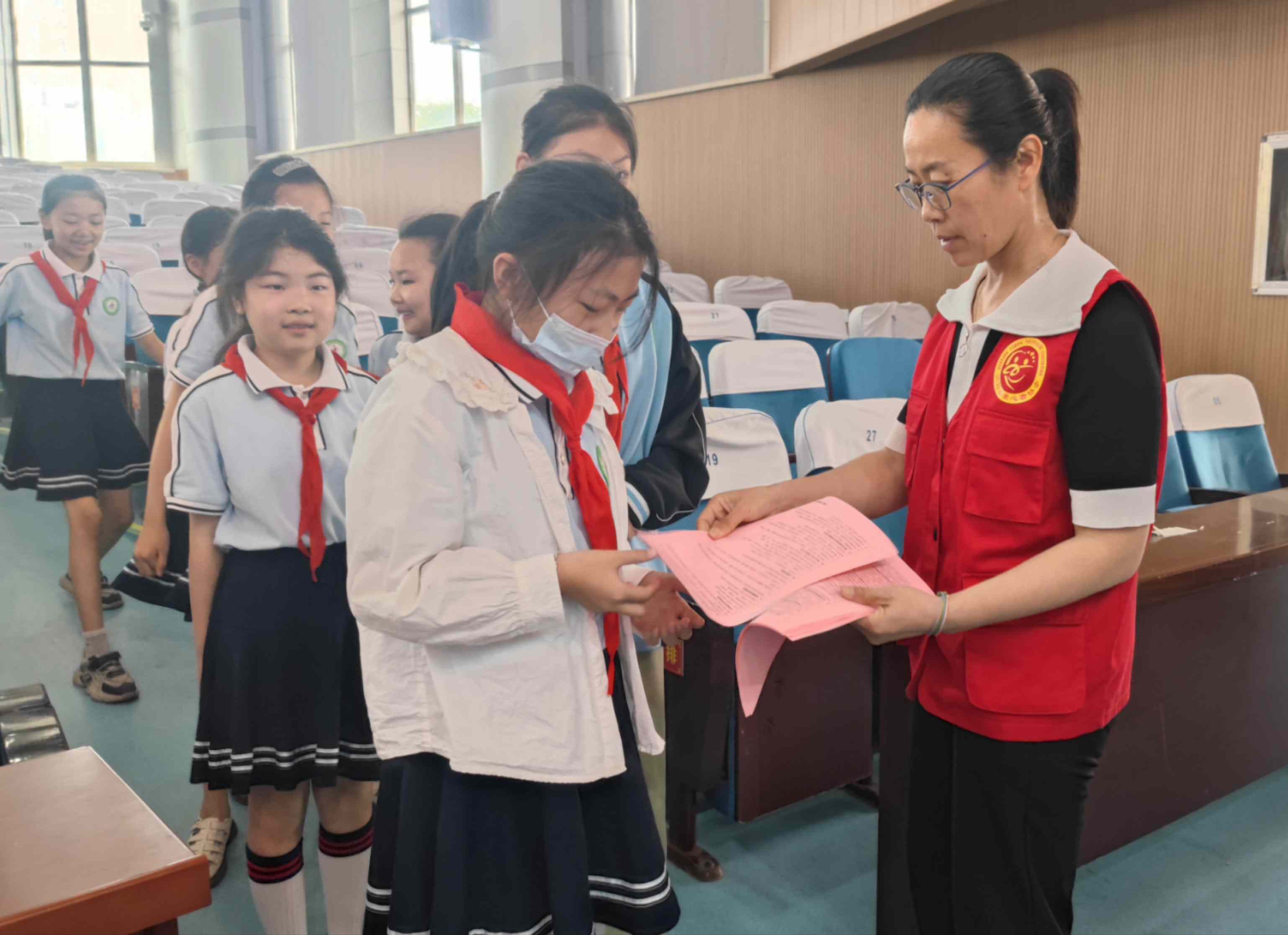 6向孩子们发放眼知识科普资料.jpg