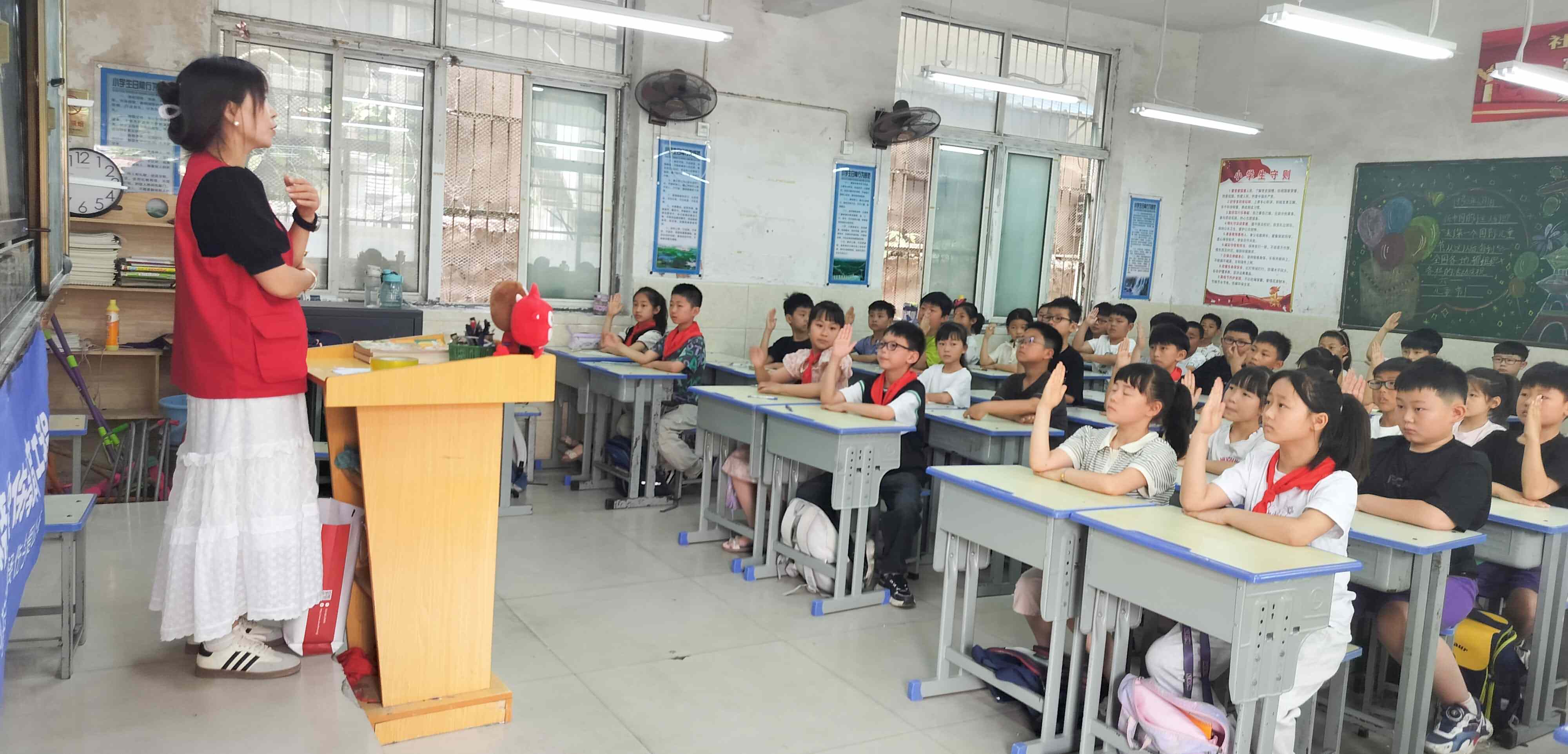 1.课堂上孩子积极回答问题.jpg