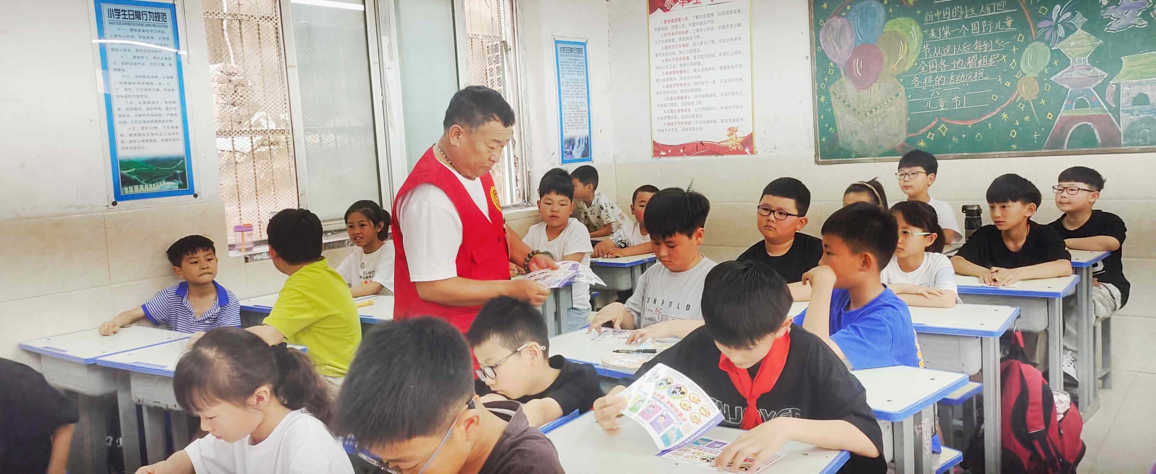 2.志愿者给孩子们发感温贴.jpg